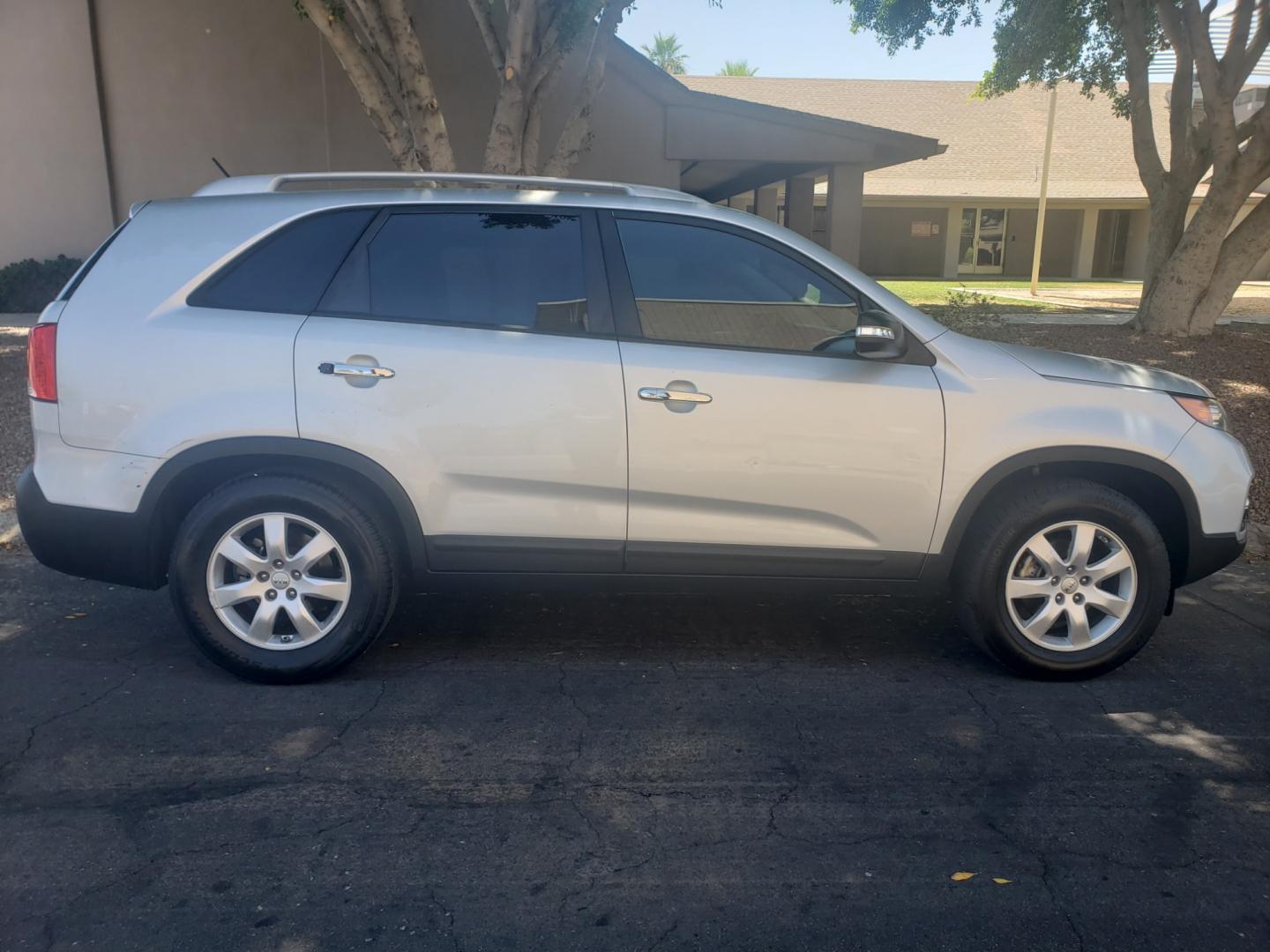 2012 /gray and black Kia Sorento lx (5XYKT3A61CG) with an 2.4L L4 DOHC 16V engine, 6-Speed Automatic transmission, located at 323 E Dunlap Ave., Phoenix, AZ, 85020, (602) 331-9000, 33.567677, -112.069000 - 2012 Kia Sorento LX,.... EXCELLENT condition, A MUST SEE!!...... Cold A/C, Stereo/CD, Satellite compatible, Bluetooth, Phone Sync, Clean Gray and Black Interior with gray cloth seats in near perfect condition, New brakes, Tune up, No accidents. The SUV is gorgeous inside and out. Incredible gas mile - Photo#4