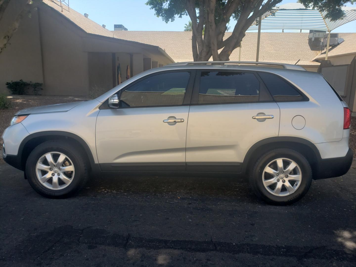 2012 /gray and black Kia Sorento lx (5XYKT3A61CG) with an 2.4L L4 DOHC 16V engine, 6-Speed Automatic transmission, located at 323 E Dunlap Ave., Phoenix, AZ, 85020, (602) 331-9000, 33.567677, -112.069000 - 2012 Kia Sorento LX,.... EXCELLENT condition, A MUST SEE!!...... Cold A/C, Stereo/CD, Satellite compatible, Bluetooth, Phone Sync, Clean Gray and Black Interior with gray cloth seats in near perfect condition, New brakes, Tune up, No accidents. The SUV is gorgeous inside and out. Incredible gas mile - Photo#6