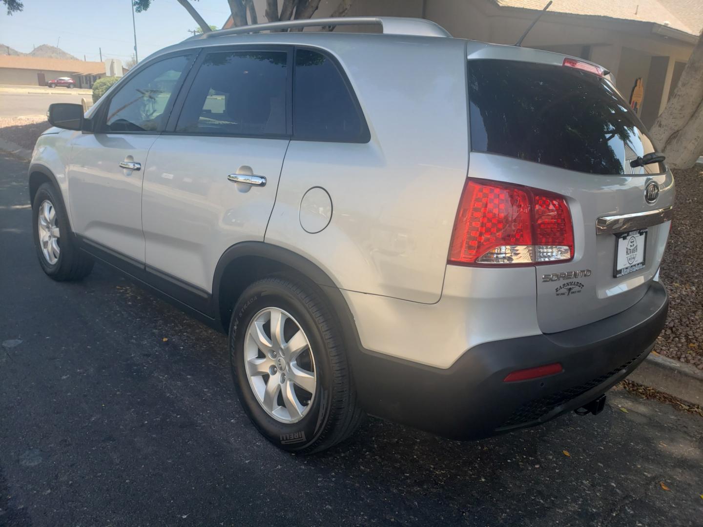 2012 /gray and black Kia Sorento lx (5XYKT3A61CG) with an 2.4L L4 DOHC 16V engine, 6-Speed Automatic transmission, located at 323 E Dunlap Ave., Phoenix, AZ, 85020, (602) 331-9000, 33.567677, -112.069000 - 2012 Kia Sorento LX,.... EXCELLENT condition, A MUST SEE!!...... Cold A/C, Stereo/CD, Satellite compatible, Bluetooth, Phone Sync, Clean Gray and Black Interior with gray cloth seats in near perfect condition, New brakes, Tune up, No accidents. The SUV is gorgeous inside and out. Incredible gas mile - Photo#5