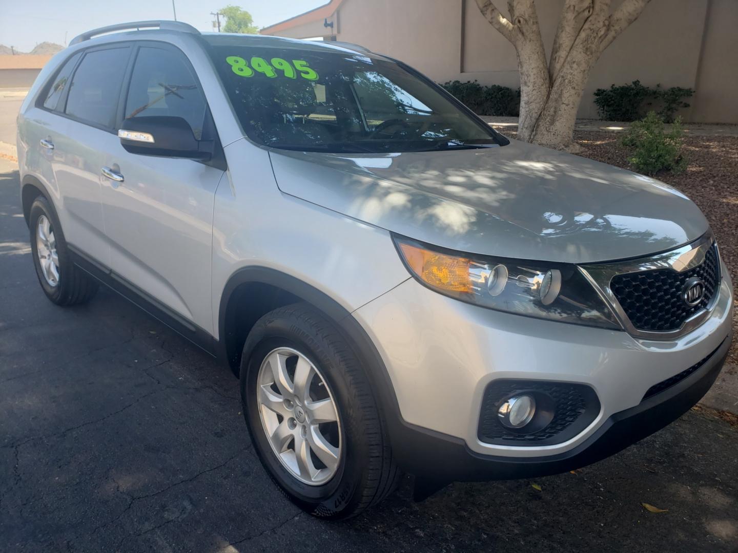 2012 /gray and black Kia Sorento lx (5XYKT3A61CG) with an 2.4L L4 DOHC 16V engine, 6-Speed Automatic transmission, located at 323 E Dunlap Ave., Phoenix, AZ, 85020, (602) 331-9000, 33.567677, -112.069000 - 2012 Kia Sorento LX,.... EXCELLENT condition, A MUST SEE!!...... Cold A/C, Stereo/CD, Satellite compatible, Bluetooth, Phone Sync, Clean Gray and Black Interior with gray cloth seats in near perfect condition, New brakes, Tune up, No accidents. The SUV is gorgeous inside and out. Incredible gas mile - Photo#2