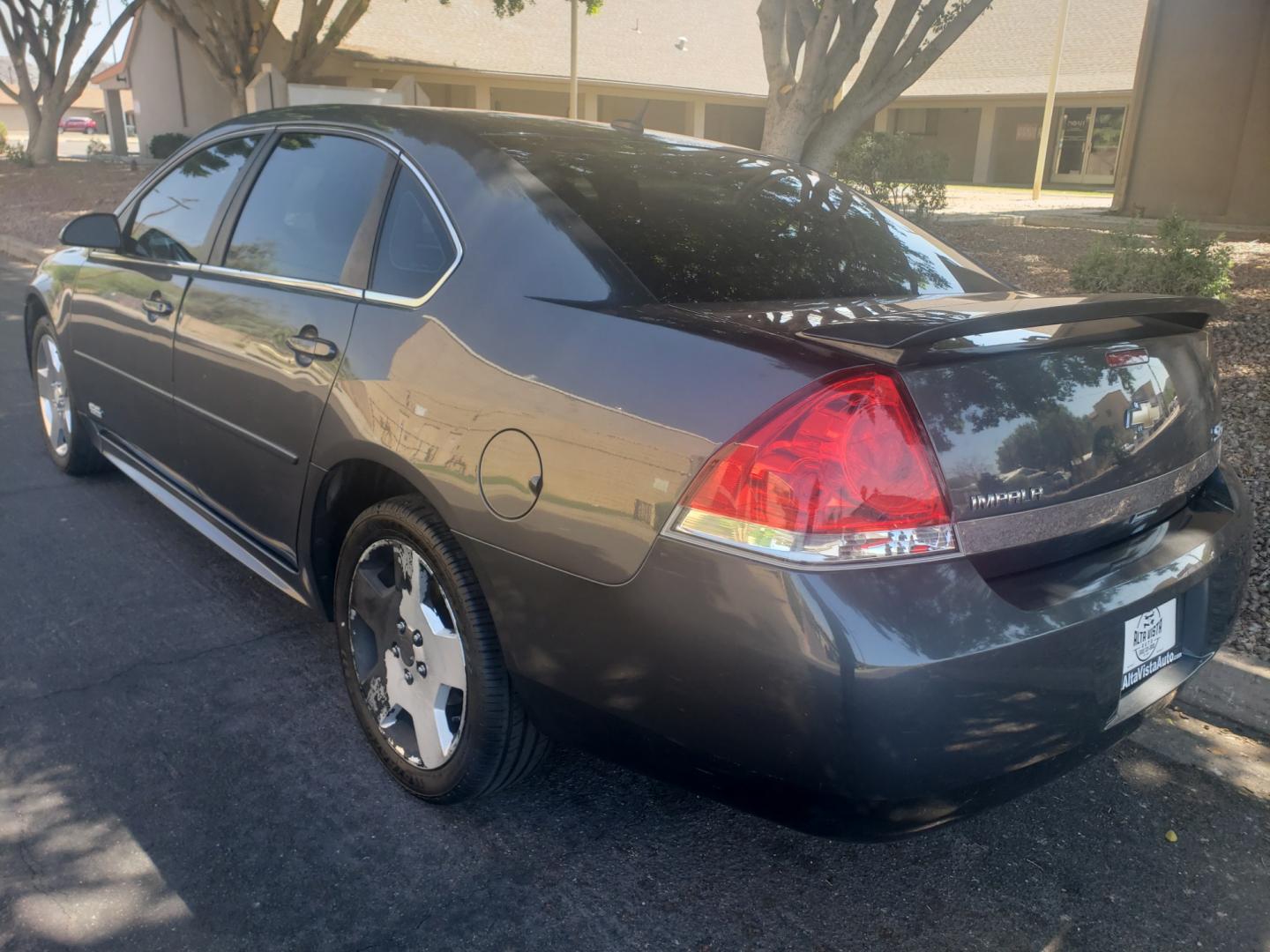 2010 /gray and black Chevrolet Impala lt (2G1WB5EK7A1) with an 3.5L V6 DOHC 24V engine, 4-Speed Automatic transmission, located at 323 E Dunlap Ave., Phoenix, AZ, 85020, (602) 331-9000, 33.567677, -112.069000 - 2010 Chevrolet Impala LT,....... EXCELLENT condition,....ONLY 104K MILES....... A Real Must See!!.... No accidents, Power everything, Ice cold ac, Clean Gray and Black interior with Black leather seats in near perfect condition, power windows, power door locks, Stereo/CD Player, blue tooth, phone sy - Photo#5