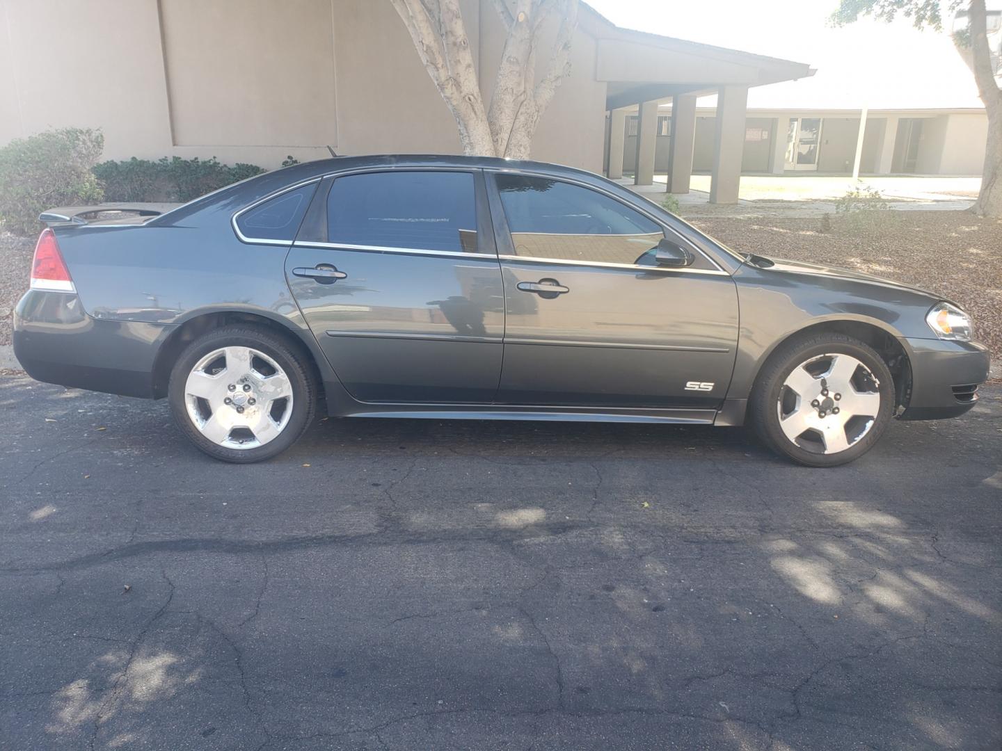 2010 /gray and black Chevrolet Impala lt (2G1WB5EK7A1) with an 3.5L V6 DOHC 24V engine, 4-Speed Automatic transmission, located at 323 E Dunlap Ave., Phoenix, AZ, 85020, (602) 331-9000, 33.567677, -112.069000 - 2010 Chevrolet Impala LT,....... EXCELLENT condition,....ONLY 104K MILES....... A Real Must See!!.... No accidents, Power everything, Ice cold ac, Clean Gray and Black interior with Black leather seats in near perfect condition, power windows, power door locks, Stereo/CD Player, blue tooth, phone sy - Photo#4