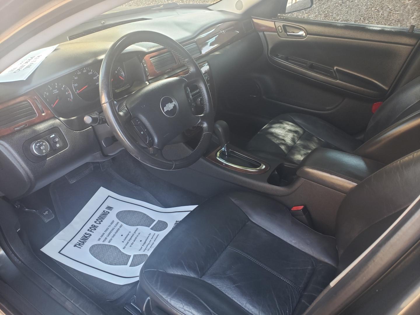 2010 /gray and black Chevrolet Impala lt (2G1WB5EK7A1) with an 3.5L V6 DOHC 24V engine, 4-Speed Automatic transmission, located at 323 E Dunlap Ave., Phoenix, AZ, 85020, (602) 331-9000, 33.567677, -112.069000 - Photo#9