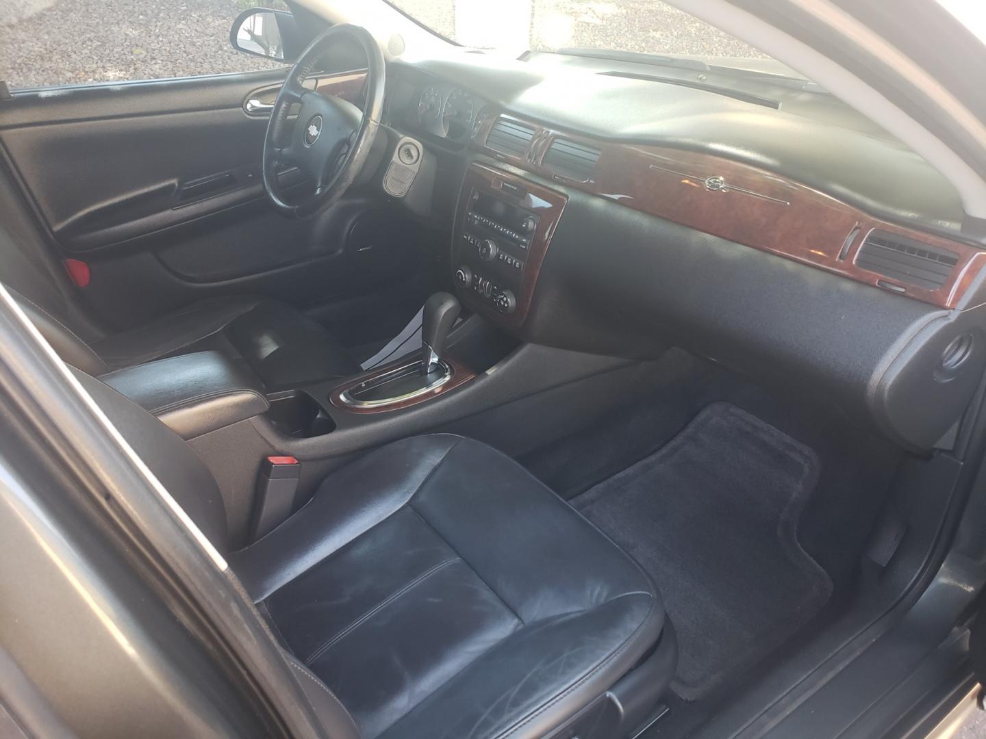 2010 /gray and black Chevrolet Impala lt (2G1WB5EK7A1) with an 3.5L V6 DOHC 24V engine, 4-Speed Automatic transmission, located at 323 E Dunlap Ave., Phoenix, AZ, 85020, (602) 331-9000, 33.567677, -112.069000 - Photo#13