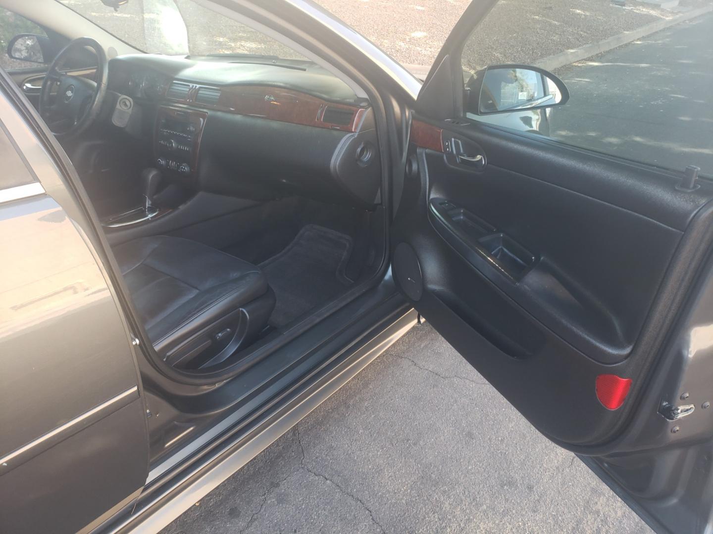 2010 /gray and black Chevrolet Impala lt (2G1WB5EK7A1) with an 3.5L V6 DOHC 24V engine, 4-Speed Automatic transmission, located at 323 E Dunlap Ave., Phoenix, AZ, 85020, (602) 331-9000, 33.567677, -112.069000 - 2010 Chevrolet Impala LT,....... EXCELLENT condition,....ONLY 104K MILES....... A Real Must See!!.... No accidents, Power everything, Ice cold ac, Clean Gray and Black interior with Black leather seats in near perfect condition, power windows, power door locks, Stereo/CD Player, blue tooth, phone sy - Photo#12