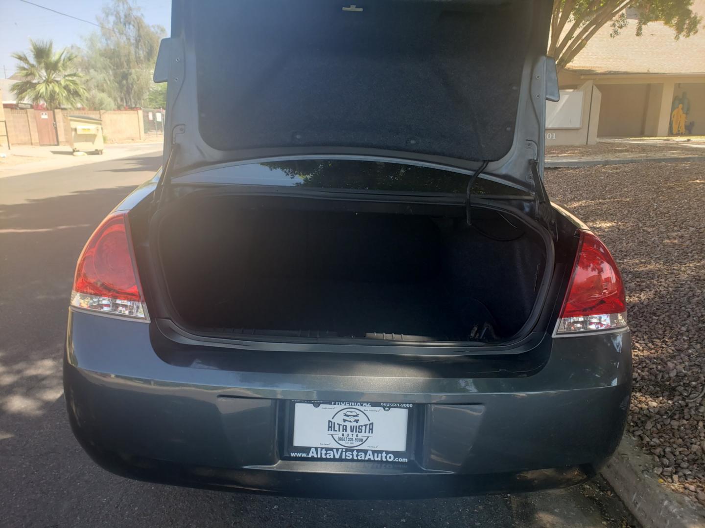 2010 /gray and black Chevrolet Impala lt (2G1WB5EK7A1) with an 3.5L V6 DOHC 24V engine, 4-Speed Automatic transmission, located at 323 E Dunlap Ave., Phoenix, AZ, 85020, (602) 331-9000, 33.567677, -112.069000 - 2010 Chevrolet Impala LT,....... EXCELLENT condition,....ONLY 104K MILES....... A Real Must See!!.... No accidents, Power everything, Ice cold ac, Clean Gray and Black interior with Black leather seats in near perfect condition, power windows, power door locks, Stereo/CD Player, blue tooth, phone sy - Photo#16