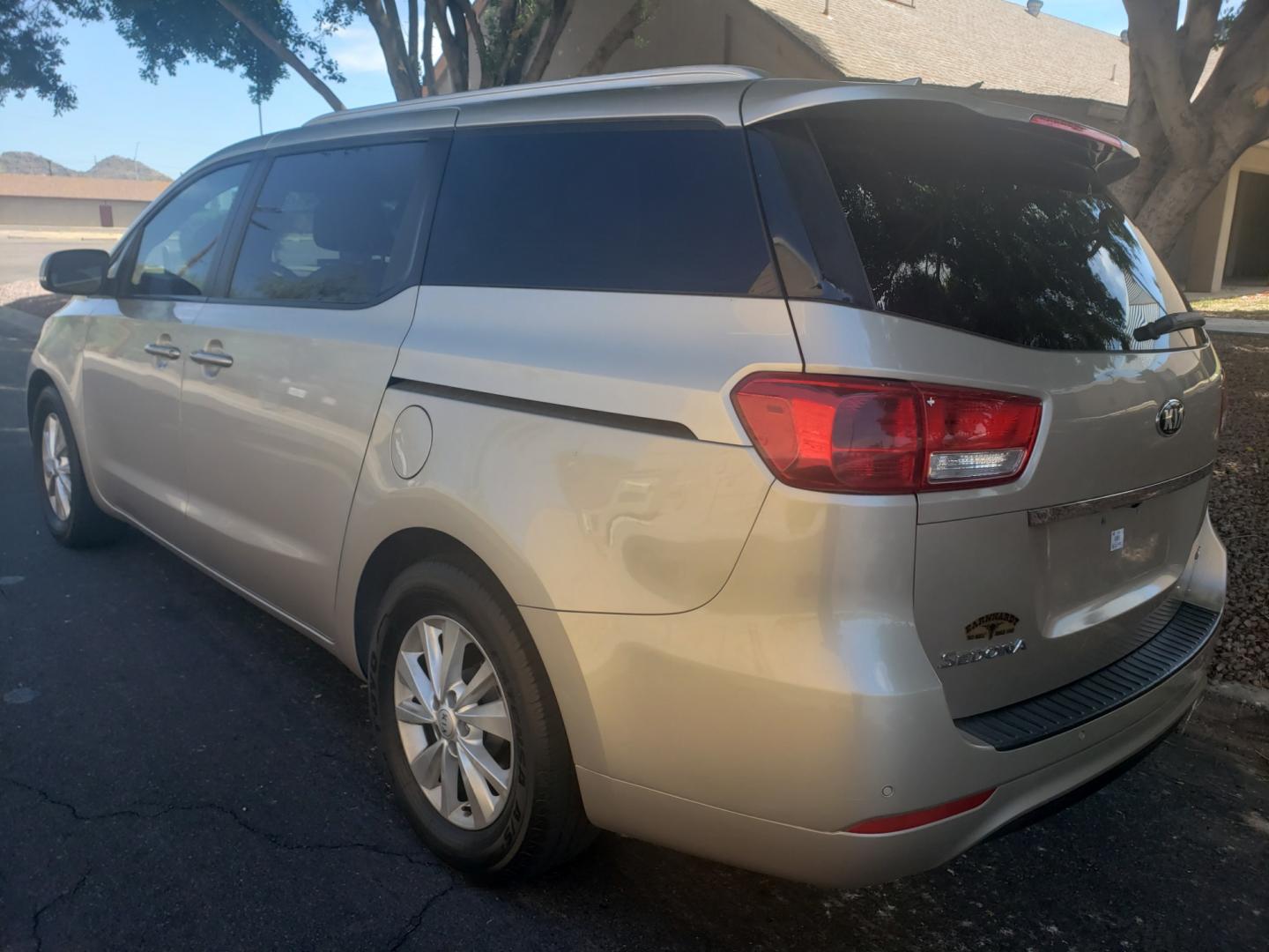 2016 /Tan and black Kia Sedona lx (KNDMB5C16G6) with an 3.3l v6 engine, 6-Speed Automatic transmission, located at 323 E Dunlap Ave., Phoenix, AZ, 85020, (602) 331-9000, 33.567677, -112.069000 - 2016 Kia Sedona LX,......EXCELLENT condition,..... A Real Must See!!.... No accidents, Clean inside and out, Power everything, Ice cold ac, Third row seating, Rear ac second and third seats, Clean Tan and black interior with Tan cloth seats in near perfect condition and the van is gorgeous. Touch sc - Photo#5