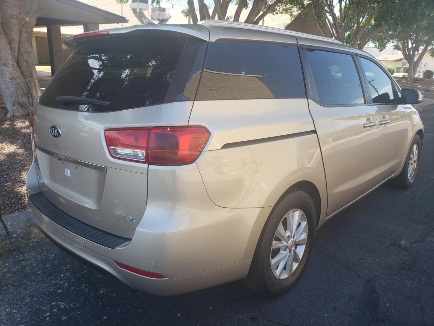 2016 /Tan and black Kia Sedona lx (KNDMB5C16G6) with an 3.3l v6 engine, 6-Speed Automatic transmission, located at 323 E Dunlap Ave., Phoenix, AZ, 85020, (602) 331-9000, 33.567677, -112.069000 - 2016 Kia Sedona LX,......EXCELLENT condition,..... A Real Must See!!.... No accidents, Clean inside and out, Power everything, Ice cold ac, Third row seating, Rear ac second and third seats, Clean Tan and black interior with Tan cloth seats in near perfect condition and the van is gorgeous. Touch sc - Photo#3