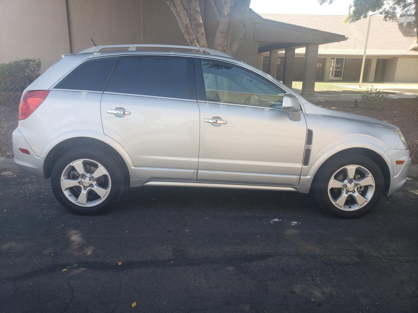 2014 /gray and black Chevrolet Captiva Sport ltz (3GNAL4EK8ES) with an 2.4L L4 DOHC 16V engine, 6-Speed Automatic transmission, located at 323 E Dunlap Ave., Phoenix, AZ, 85020, (602) 331-9000, 33.567677, -112.069000 - Photo#4