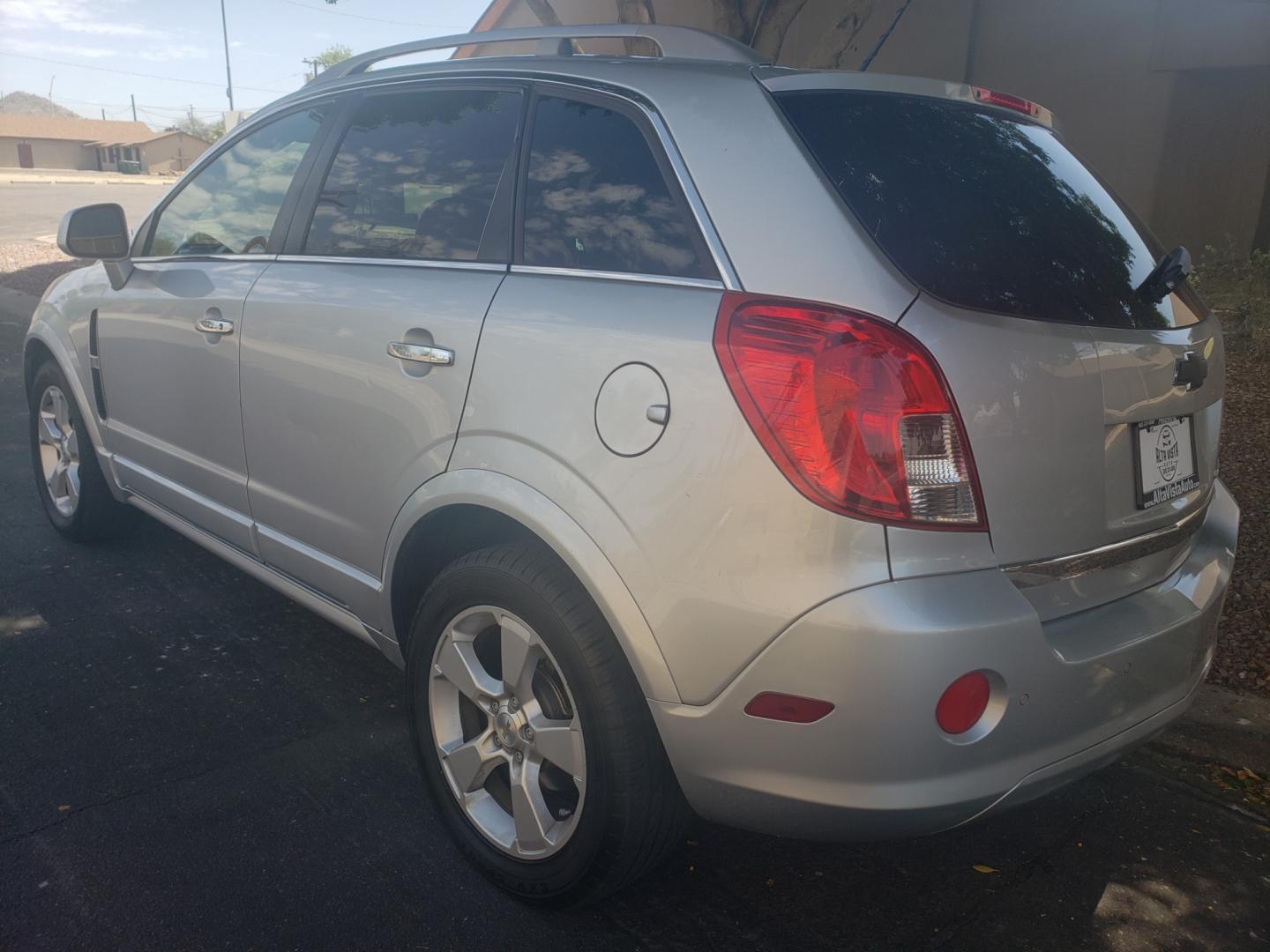 2014 /gray and black Chevrolet Captiva Sport ltz (3GNAL4EK8ES) with an 2.4L L4 DOHC 16V engine, 6-Speed Automatic transmission, located at 323 E Dunlap Ave., Phoenix, AZ, 85020, (602) 331-9000, 33.567677, -112.069000 - Photo#5