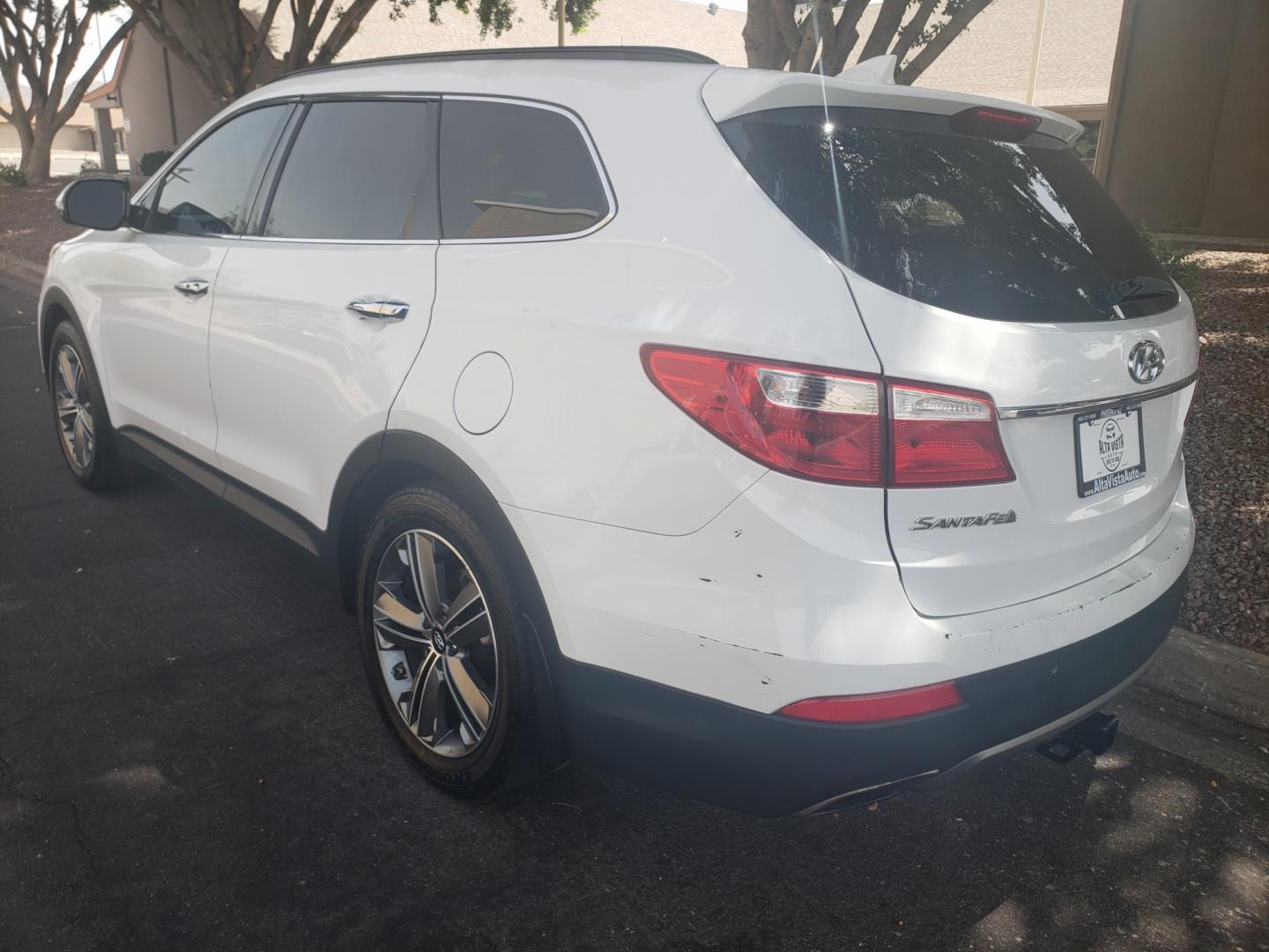 2014 /gray and black Hyundai Santa Fe gls (KM8SR4HF7EU) with an 3.3l v6 engine, 6-Speed Automatic transmission, located at 323 E Dunlap Ave., Phoenix, AZ, 85020, (602) 331-9000, 33.567677, -112.069000 - 2014 Hyundai Santa Fe GLS,.....A Must See!! No accidents, Ice cold AC. The car is gorgeous inside and out. Power windows, Power door locks, Touch screen Stereo/CD Player, Phone sync, Bluetooth, Satellite compatible, Backup camera, Navigation, 3RD Row seating, Rear a/c, Gorgeous tinted sunroof, Beaut - Photo#5