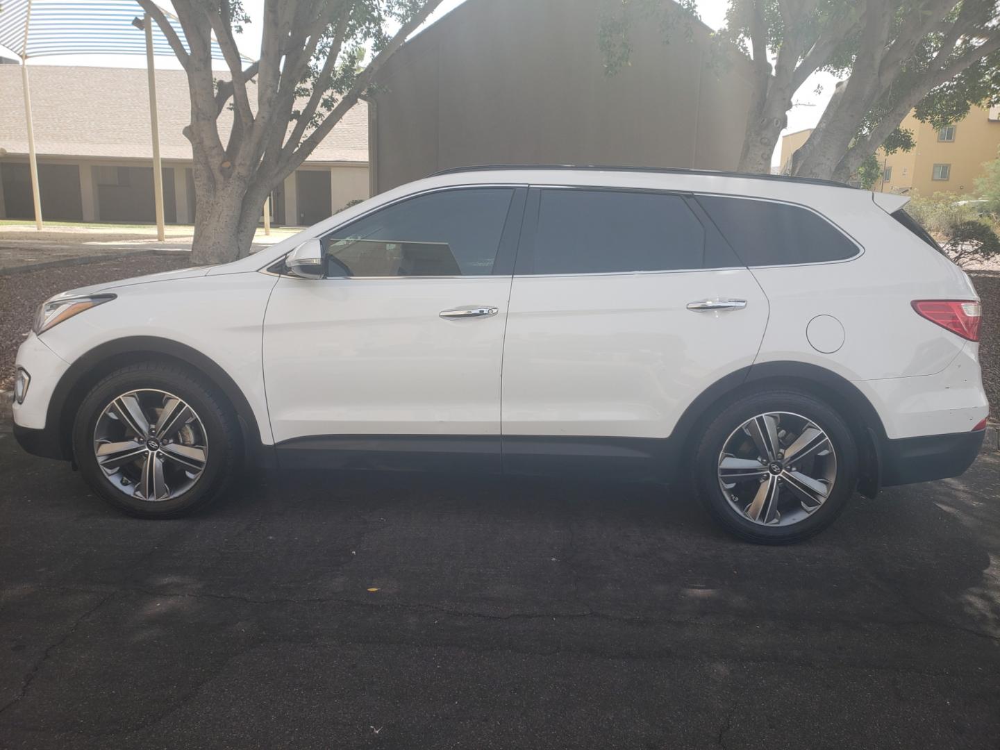 2014 /gray and black Hyundai Santa Fe gls (KM8SR4HF7EU) with an 3.3l v6 engine, 6-Speed Automatic transmission, located at 323 E Dunlap Ave., Phoenix, AZ, 85020, (602) 331-9000, 33.567677, -112.069000 - 2014 Hyundai Santa Fe GLS,.....A Must See!! No accidents, Ice cold AC. The car is gorgeous inside and out. Power windows, Power door locks, Touch screen Stereo/CD Player, Phone sync, Bluetooth, Satellite compatible, Backup camera, Navigation, 3RD Row seating, Rear a/c, Gorgeous tinted sunroof, Beaut - Photo#6