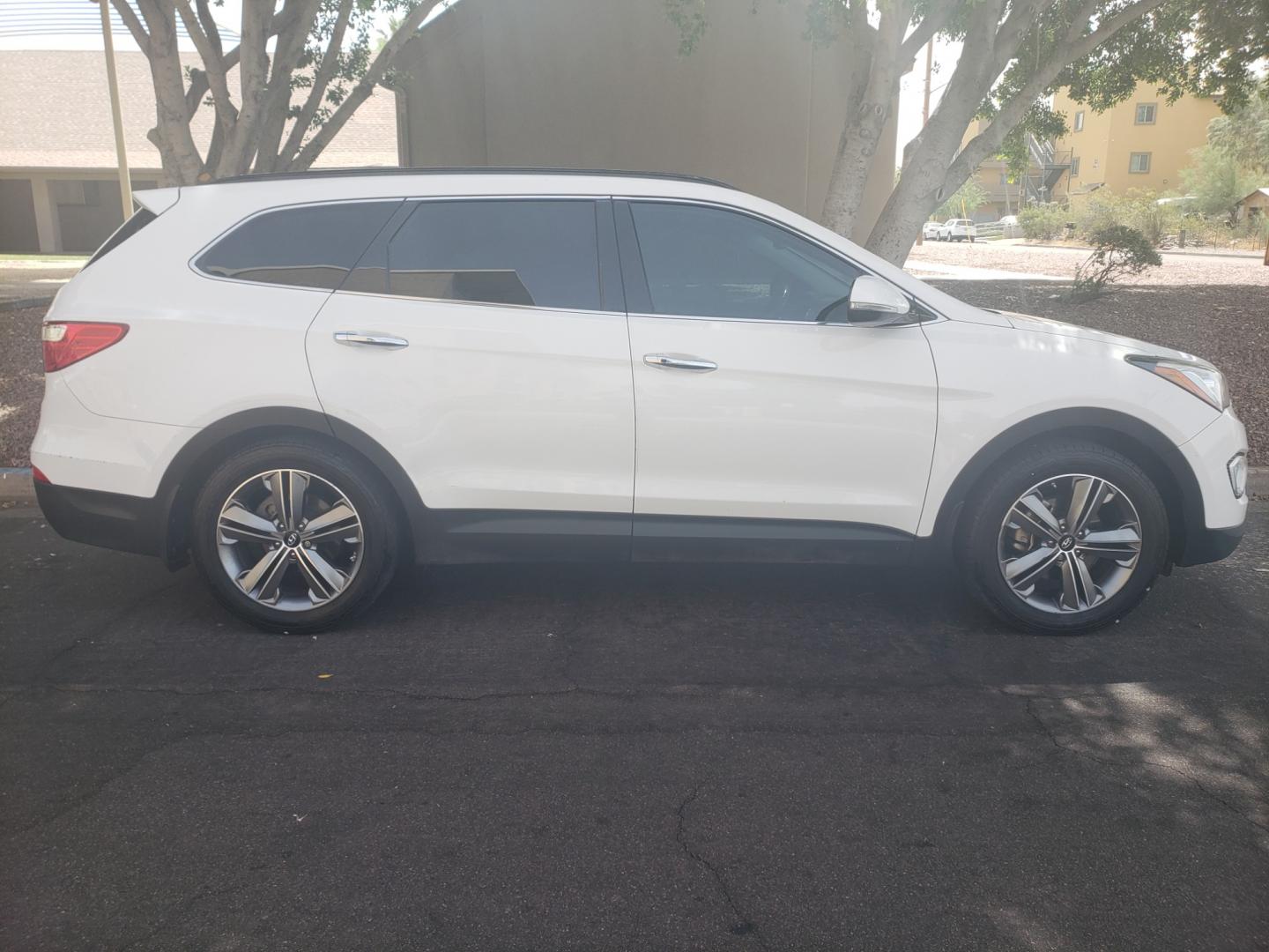 2014 /gray and black Hyundai Santa Fe gls (KM8SR4HF7EU) with an 3.3l v6 engine, 6-Speed Automatic transmission, located at 323 E Dunlap Ave., Phoenix, AZ, 85020, (602) 331-9000, 33.567677, -112.069000 - 2014 Hyundai Santa Fe GLS,.....A Must See!! No accidents, Ice cold AC. The car is gorgeous inside and out. Power windows, Power door locks, Touch screen Stereo/CD Player, Phone sync, Bluetooth, Satellite compatible, Backup camera, Navigation, 3RD Row seating, Rear a/c, Gorgeous tinted sunroof, Beaut - Photo#4