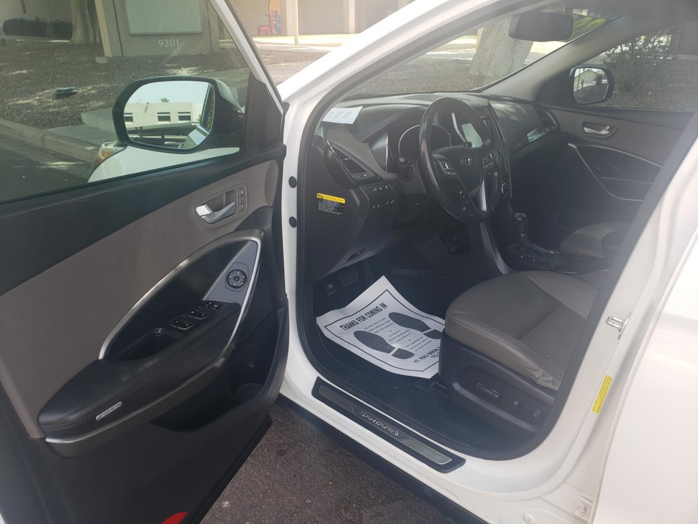 2014 /gray and black Hyundai Santa Fe gls (KM8SR4HF7EU) with an 3.3l v6 engine, 6-Speed Automatic transmission, located at 323 E Dunlap Ave., Phoenix, AZ, 85020, (602) 331-9000, 33.567677, -112.069000 - 2014 Hyundai Santa Fe GLS,.....A Must See!! No accidents, Ice cold AC. The car is gorgeous inside and out. Power windows, Power door locks, Touch screen Stereo/CD Player, Phone sync, Bluetooth, Satellite compatible, Backup camera, Navigation, 3RD Row seating, Rear a/c, Gorgeous tinted sunroof, Beaut - Photo#8