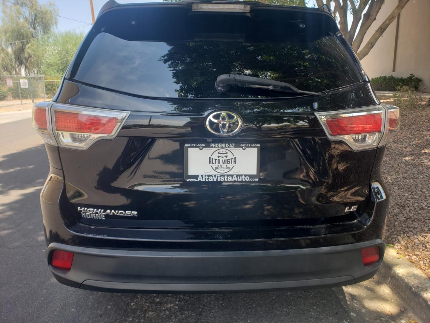 2016 /gray and black Toyota Highlander (5TDZKRFH2GS) , located at 323 E Dunlap Ave., Phoenix, AZ, 85020, (602) 331-9000, 33.567677, -112.069000 - 2016 Toyota Highlander LE,.....A Must See!! No accidents, Ice cold AC. The SUV is gorgeous inside and out. 3RD Row seating, Rear A/C, Power windows, Power door locks, Touch screen Stereo/CD Player, Phone sync, Bluetooth, Satellite compatible, Navigation, Beautiful gray and black interior with black - Photo#6