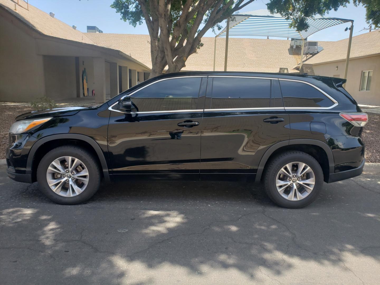 2016 /gray and black Toyota Highlander (5TDZKRFH2GS) , located at 323 E Dunlap Ave., Phoenix, AZ, 85020, (602) 331-9000, 33.567677, -112.069000 - 2016 Toyota Highlander LE,.....A Must See!! No accidents, Ice cold AC. The SUV is gorgeous inside and out. 3RD Row seating, Rear A/C, Power windows, Power door locks, Touch screen Stereo/CD Player, Phone sync, Bluetooth, Satellite compatible, Navigation, Beautiful gray and black interior with black - Photo#5