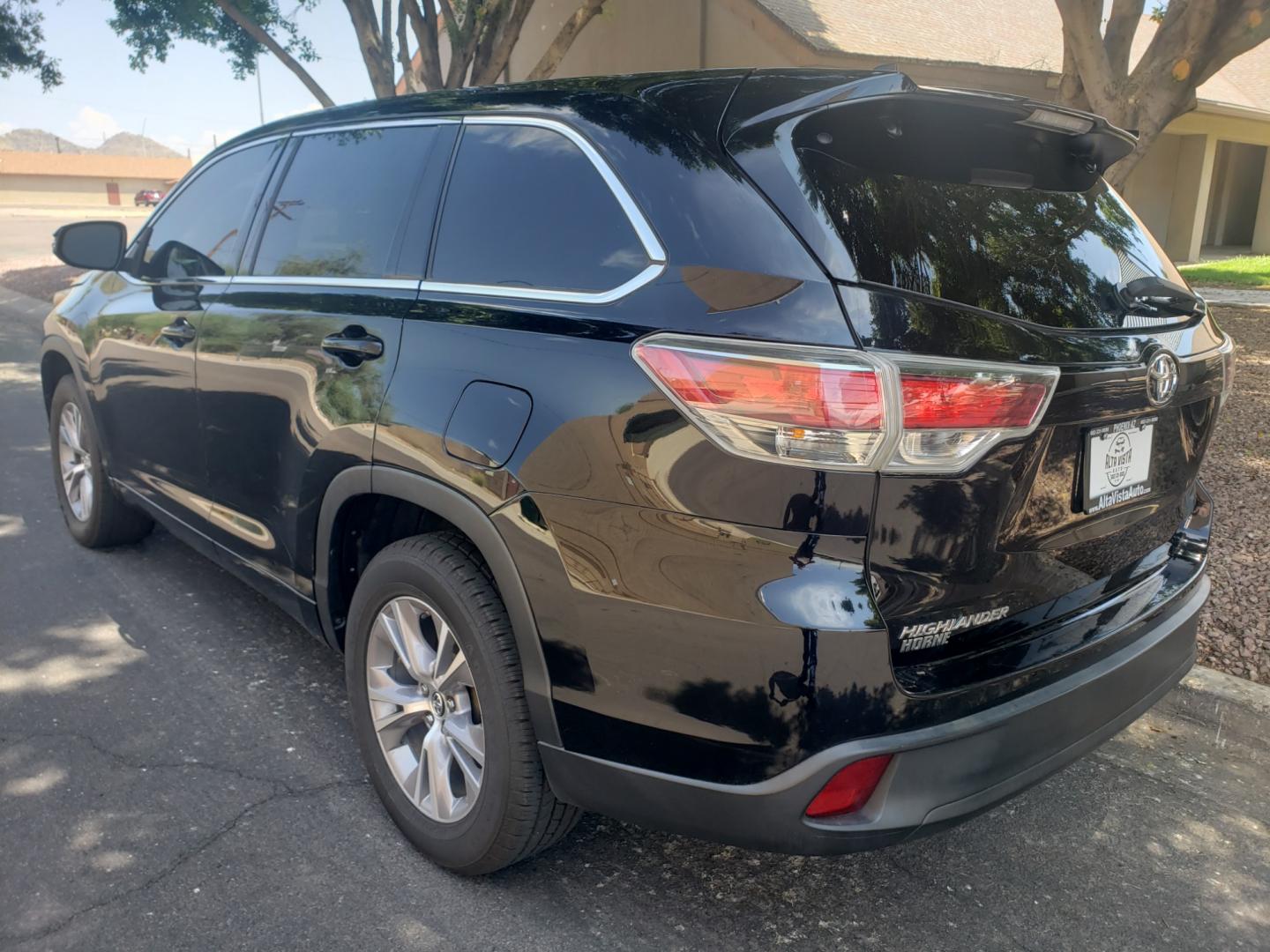 2016 /gray and black Toyota Highlander (5TDZKRFH2GS) , located at 323 E Dunlap Ave., Phoenix, AZ, 85020, (602) 331-9000, 33.567677, -112.069000 - Photo#4