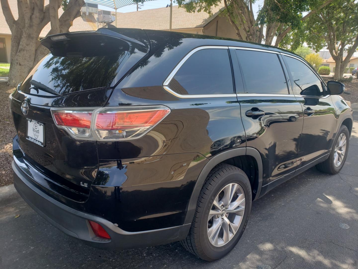 2016 /gray and black Toyota Highlander (5TDZKRFH2GS) , located at 323 E Dunlap Ave., Phoenix, AZ, 85020, (602) 331-9000, 33.567677, -112.069000 - 2016 Toyota Highlander LE,.....A Must See!! No accidents, Ice cold AC. The SUV is gorgeous inside and out. 3RD Row seating, Rear A/C, Power windows, Power door locks, Touch screen Stereo/CD Player, Phone sync, Bluetooth, Satellite compatible, Navigation, Beautiful gray and black interior with black - Photo#2