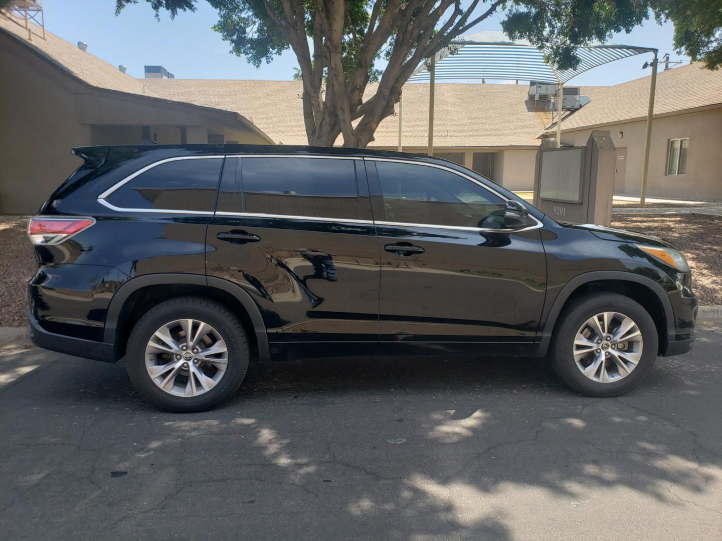 2016 /gray and black Toyota Highlander (5TDZKRFH2GS) , located at 323 E Dunlap Ave., Phoenix, AZ, 85020, (602) 331-9000, 33.567677, -112.069000 - Photo#3