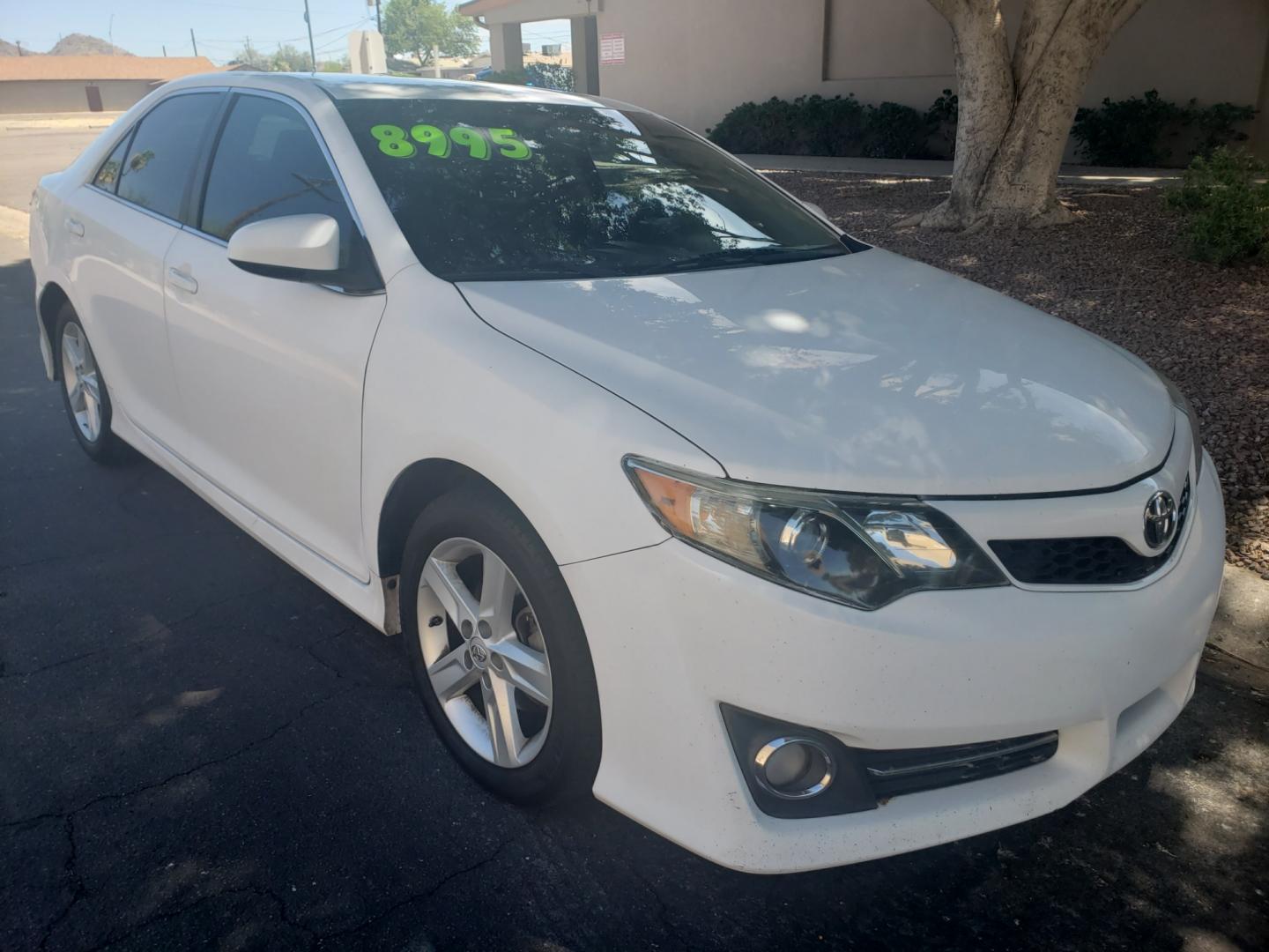 2013 /gray and black Toyota Camry se (4T1BF1FK7DU) with an 2.5L L4 DOHC 16V engine, 6-Speed Automatic transmission, located at 323 E Dunlap Ave., Phoenix, AZ, 85020, (602) 331-9000, 33.567677, -112.069000 - Photo#2