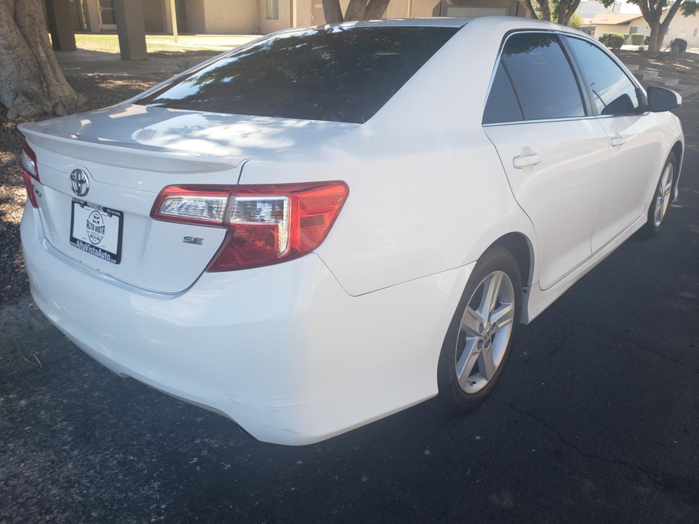 2013 /gray and black Toyota Camry se (4T1BF1FK7DU) with an 2.5L L4 DOHC 16V engine, 6-Speed Automatic transmission, located at 323 E Dunlap Ave., Phoenix, AZ, 85020, (602) 331-9000, 33.567677, -112.069000 - Photo#3