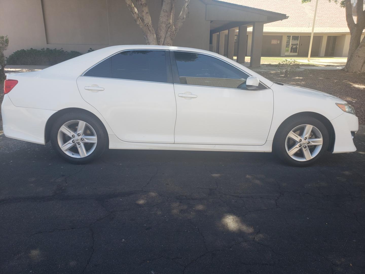 2013 /gray and black Toyota Camry se (4T1BF1FK7DU) with an 2.5L L4 DOHC 16V engine, 6-Speed Automatic transmission, located at 323 E Dunlap Ave., Phoenix, AZ, 85020, (602) 331-9000, 33.567677, -112.069000 - 2013 Toyota Camry L,.....No accidents, Power windows, Power door locks, Stereo/CD Player, Phone sync, Bluetooth, Beautiful Gray and Black interior with Black leather seats in near perfect condition, Incredible gas mileage! Clean Arizona title , Runs and Drives Excellent. passed emissions. Call or t - Photo#4