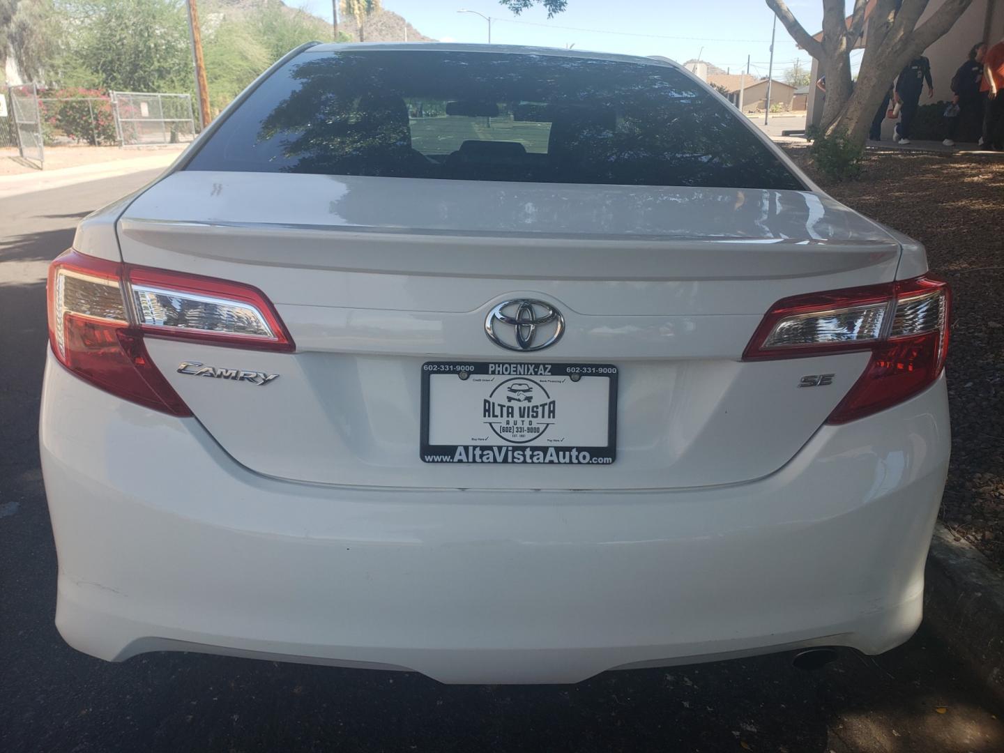 2013 /gray and black Toyota Camry se (4T1BF1FK7DU) with an 2.5L L4 DOHC 16V engine, 6-Speed Automatic transmission, located at 323 E Dunlap Ave., Phoenix, AZ, 85020, (602) 331-9000, 33.567677, -112.069000 - Photo#7