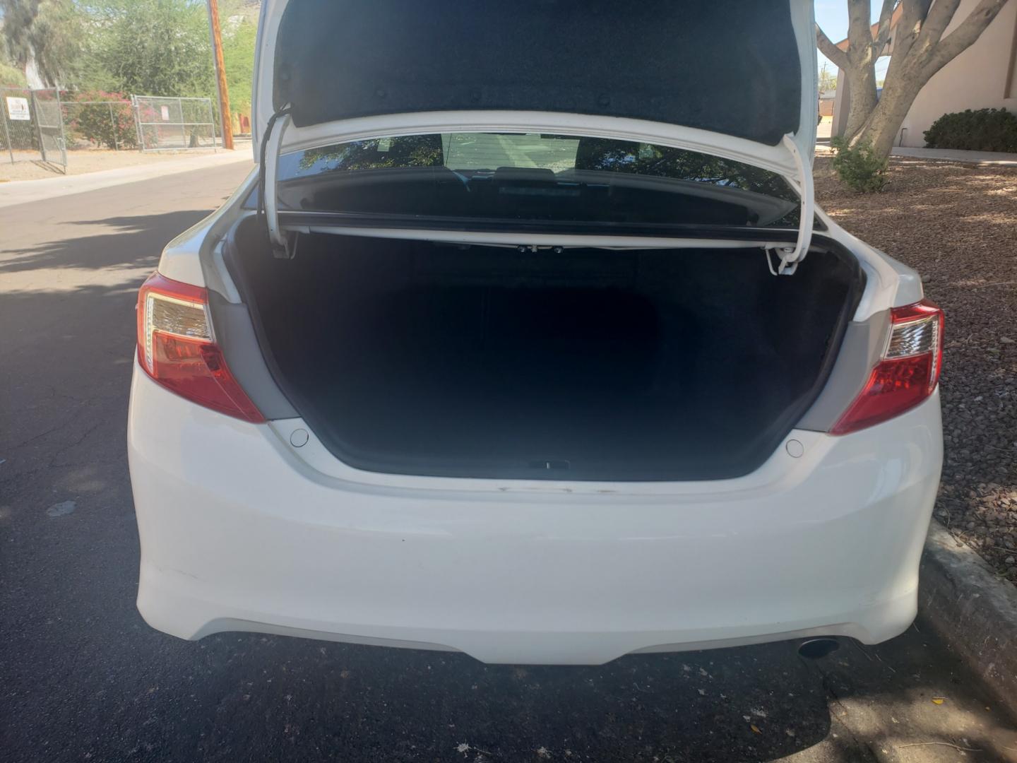 2013 /gray and black Toyota Camry se (4T1BF1FK7DU) with an 2.5L L4 DOHC 16V engine, 6-Speed Automatic transmission, located at 323 E Dunlap Ave., Phoenix, AZ, 85020, (602) 331-9000, 33.567677, -112.069000 - Photo#16