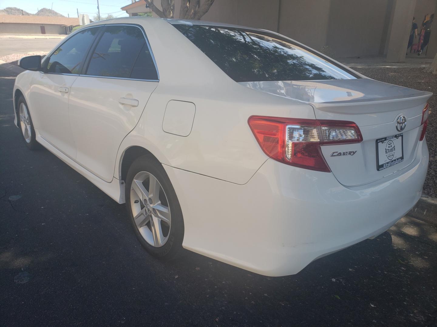 2013 /gray and black Toyota Camry se (4T1BF1FK7DU) with an 2.5L L4 DOHC 16V engine, 6-Speed Automatic transmission, located at 323 E Dunlap Ave., Phoenix, AZ, 85020, (602) 331-9000, 33.567677, -112.069000 - 2013 Toyota Camry L,.....No accidents, Power windows, Power door locks, Stereo/CD Player, Phone sync, Bluetooth, Beautiful Gray and Black interior with Black leather seats in near perfect condition, Incredible gas mileage! Clean Arizona title , Runs and Drives Excellent. passed emissions. Call or t - Photo#5