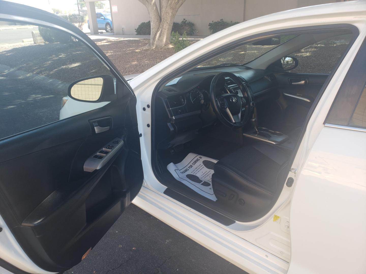 2013 /gray and black Toyota Camry se (4T1BF1FK7DU) with an 2.5L L4 DOHC 16V engine, 6-Speed Automatic transmission, located at 323 E Dunlap Ave., Phoenix, AZ, 85020, (602) 331-9000, 33.567677, -112.069000 - 2013 Toyota Camry L,.....No accidents, Power windows, Power door locks, Stereo/CD Player, Phone sync, Bluetooth, Beautiful Gray and Black interior with Black leather seats in near perfect condition, Incredible gas mileage! Clean Arizona title , Runs and Drives Excellent. passed emissions. Call or t - Photo#8