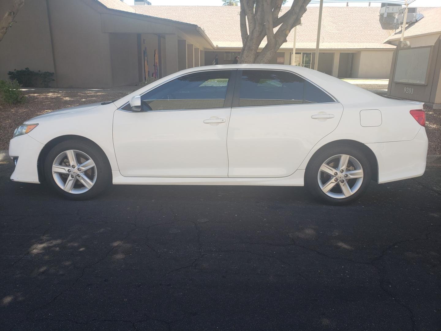 2013 /gray and black Toyota Camry se (4T1BF1FK7DU) with an 2.5L L4 DOHC 16V engine, 6-Speed Automatic transmission, located at 323 E Dunlap Ave., Phoenix, AZ, 85020, (602) 331-9000, 33.567677, -112.069000 - 2013 Toyota Camry L,.....No accidents, Power windows, Power door locks, Stereo/CD Player, Phone sync, Bluetooth, Beautiful Gray and Black interior with Black leather seats in near perfect condition, Incredible gas mileage! Clean Arizona title , Runs and Drives Excellent. passed emissions. Call or t - Photo#6