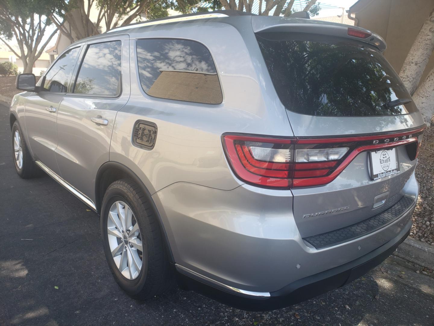 2014 /gray and black Dodge Durango sxt (1C4RDHAG7EC) with an 3.6L V6 DOHC 24V engine, 8 speed auto transmission, located at 323 E Dunlap Ave., Phoenix, AZ, 85020, (602) 331-9000, 33.567677, -112.069000 - Photo#5