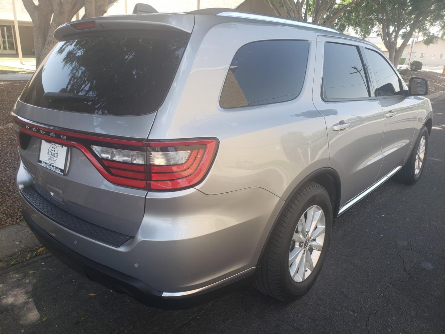 2014 /gray and black Dodge Durango sxt (1C4RDHAG7EC) with an 3.6L V6 DOHC 24V engine, 8 speed auto transmission, located at 323 E Dunlap Ave., Phoenix, AZ, 85020, (602) 331-9000, 33.567677, -112.069000 - Photo#3