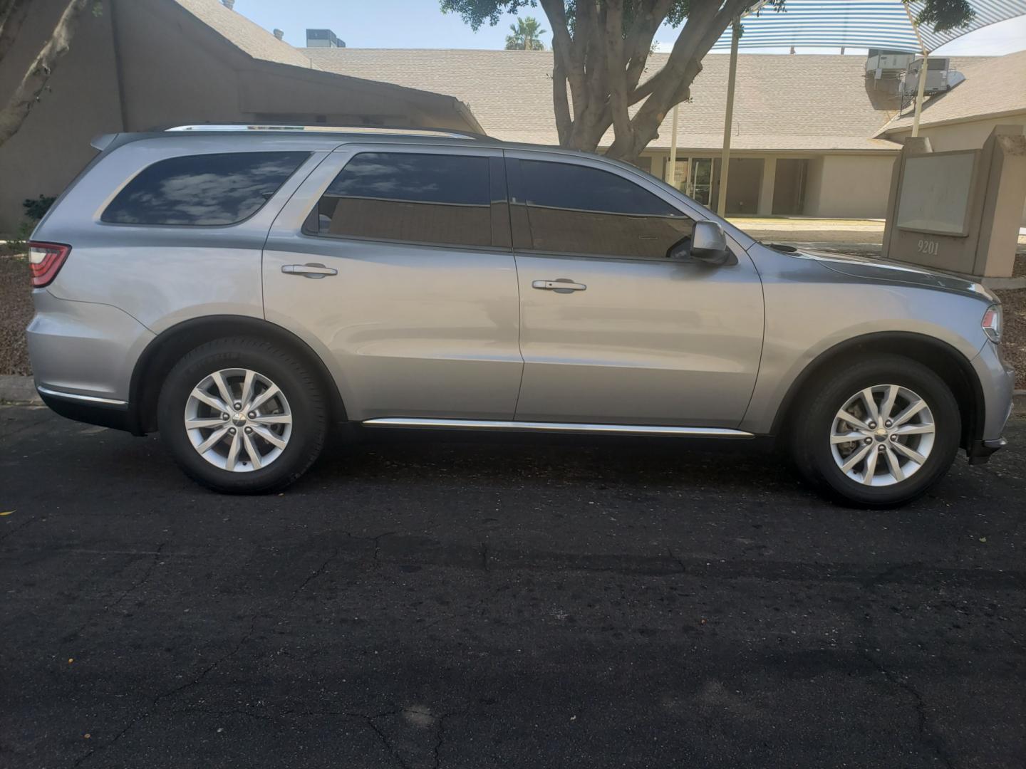 2014 /gray and black Dodge Durango sxt (1C4RDHAG7EC) with an 3.6L V6 DOHC 24V engine, 8 speed auto transmission, located at 323 E Dunlap Ave., Phoenix, AZ, 85020, (602) 331-9000, 33.567677, -112.069000 - Photo#4