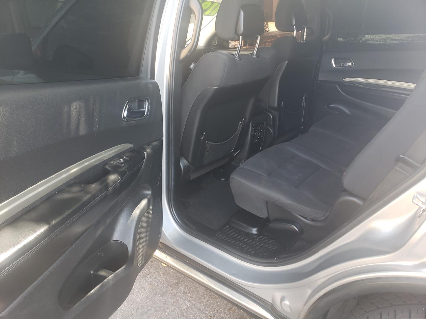 2014 /gray and black Dodge Durango sxt (1C4RDHAG7EC) with an 3.6L V6 DOHC 24V engine, 8 speed auto transmission, located at 323 E Dunlap Ave., Phoenix, AZ, 85020, (602) 331-9000, 33.567677, -112.069000 - Photo#9