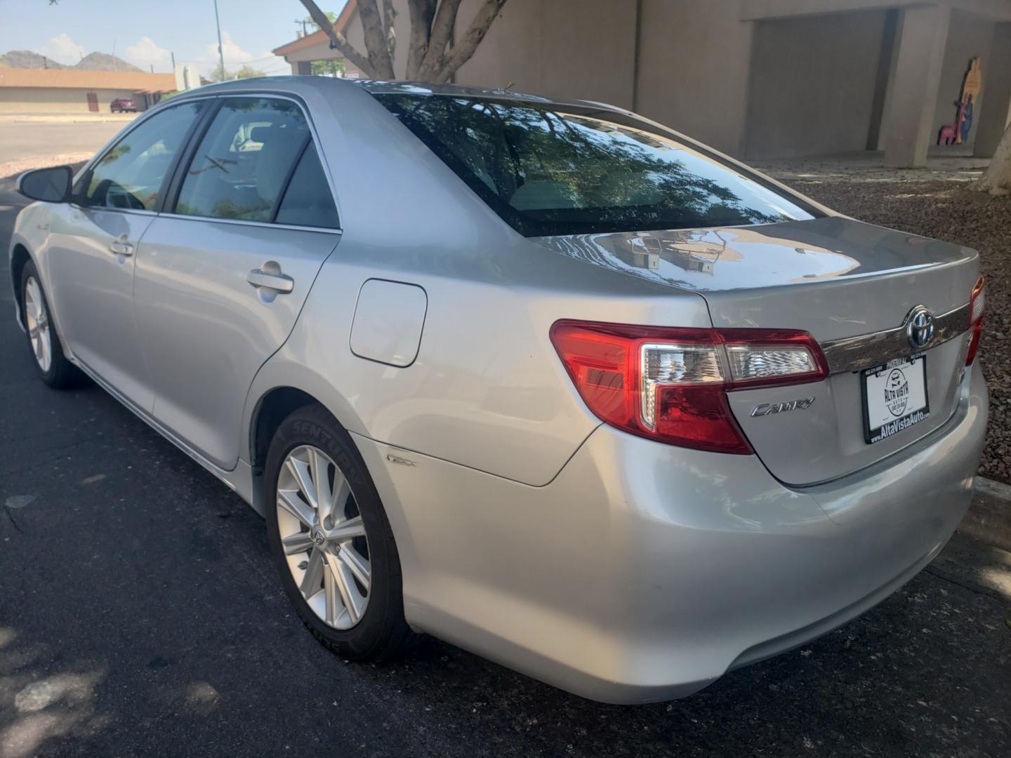 2012 /gray and black Toyota Camry Hybrid le (4T1BD1FK0CU) with an 2.5L L4 DOHC 16V HYBRID engine, Continuously Variable Transmission transmission, located at 323 E Dunlap Ave., Phoenix, AZ, 85020, (602) 331-9000, 33.567677, -112.069000 - 2012 Toyota Camry Hybrid 4dr Sdn ,.....A Must See!! No accidents, Ice cold AC. The car is gorgeous inside and out. Power windows, Power door locks, Touch screen Stereo, Phone sync, Bluetooth, Navigation, backup camera, Beautiful gray and black interior with gray leather seats in near perfect conditi - Photo#5