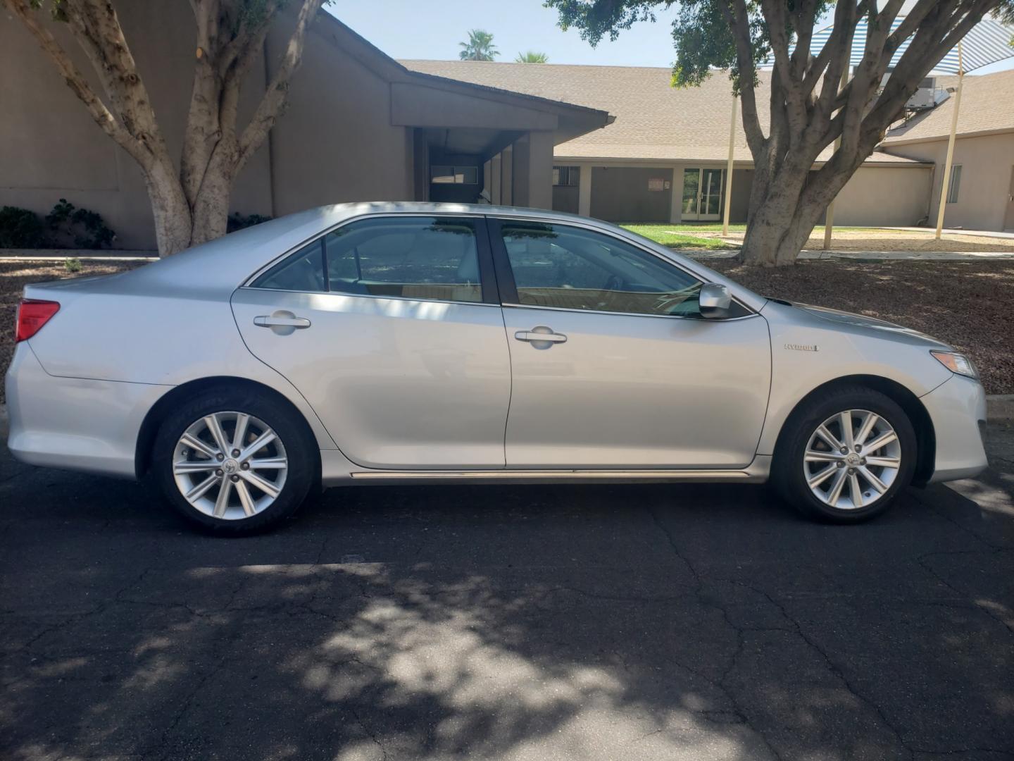 2012 /gray and black Toyota Camry Hybrid le (4T1BD1FK0CU) with an 2.5L L4 DOHC 16V HYBRID engine, Continuously Variable Transmission transmission, located at 323 E Dunlap Ave., Phoenix, AZ, 85020, (602) 331-9000, 33.567677, -112.069000 - 2012 Toyota Camry Hybrid 4dr Sdn ,.....A Must See!! No accidents, Ice cold AC. The car is gorgeous inside and out. Power windows, Power door locks, Touch screen Stereo, Phone sync, Bluetooth, Navigation, backup camera, Beautiful gray and black interior with gray leather seats in near perfect conditi - Photo#4