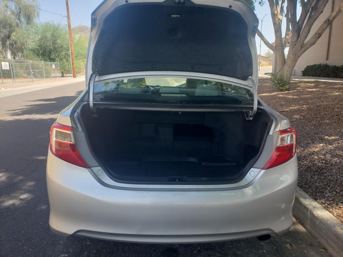 2012 /gray and black Toyota Camry Hybrid le (4T1BD1FK0CU) with an 2.5L L4 DOHC 16V HYBRID engine, Continuously Variable Transmission transmission, located at 323 E Dunlap Ave., Phoenix, AZ, 85020, (602) 331-9000, 33.567677, -112.069000 - 2012 Toyota Camry Hybrid 4dr Sdn ,.....A Must See!! No accidents, Ice cold AC. The car is gorgeous inside and out. Power windows, Power door locks, Touch screen Stereo, Phone sync, Bluetooth, Navigation, backup camera, Beautiful gray and black interior with gray leather seats in near perfect conditi - Photo#18