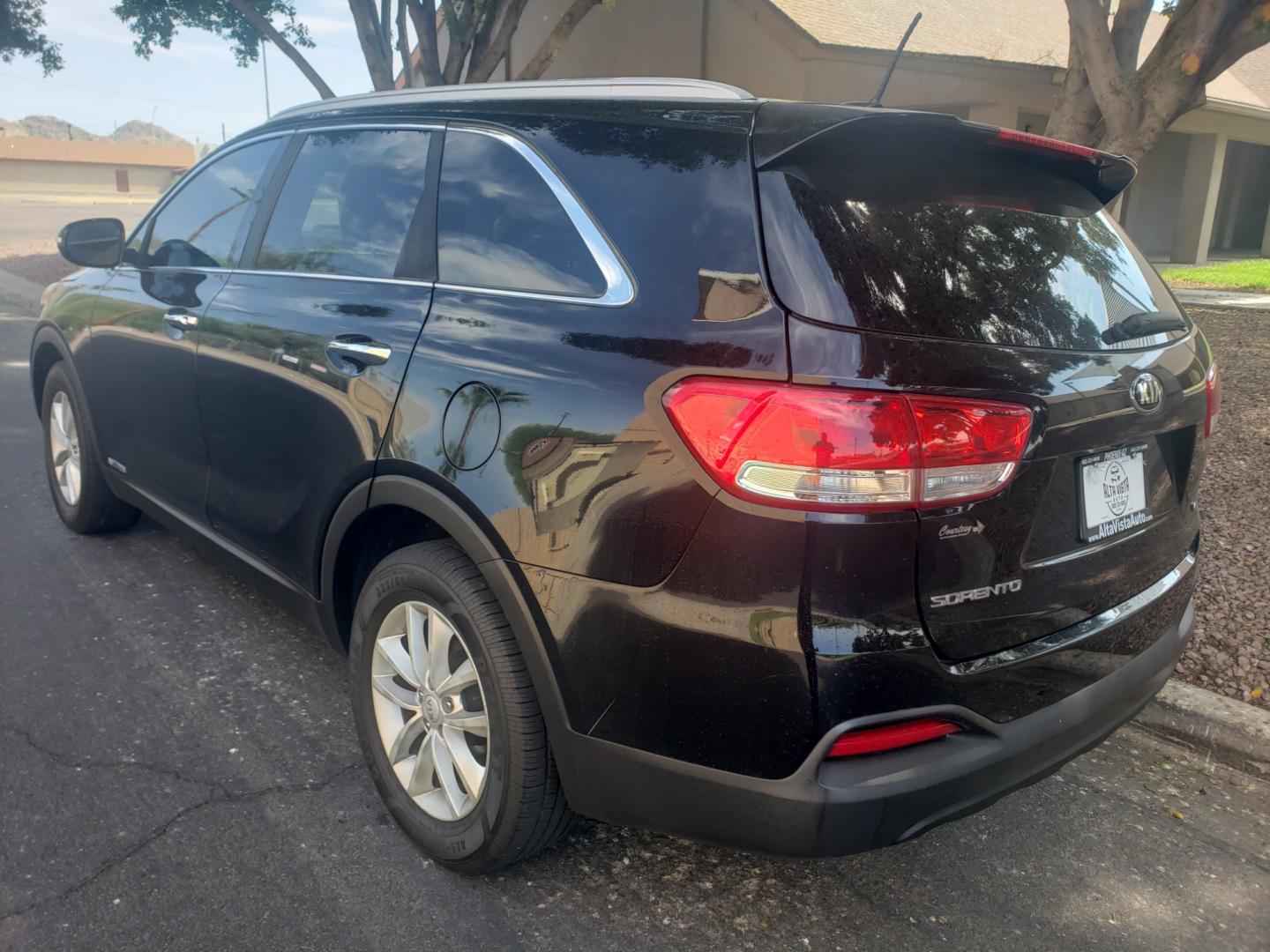 2017 /gray and black Kia Sorento lx (5XYPGDA50HG) with an 3.3l v6 engine, 6-Speed Automatic transmission, located at 323 E Dunlap Ave., Phoenix, AZ, 85020, (602) 331-9000, 33.567677, -112.069000 - 2017 Kia Sorento LX V6 AWD,.......EXCELLENT condition, ONLY 124K MILES!!.... Ice Cold A/C, Black and gray interior with black cloth seats in near perfect condition, 3RD row seating, Rear AC, New brakes, Tune up, Stereo/CD Player, Bluetooth, Phone sync, Satellite compatible, This suv is gorgeous insi - Photo#5