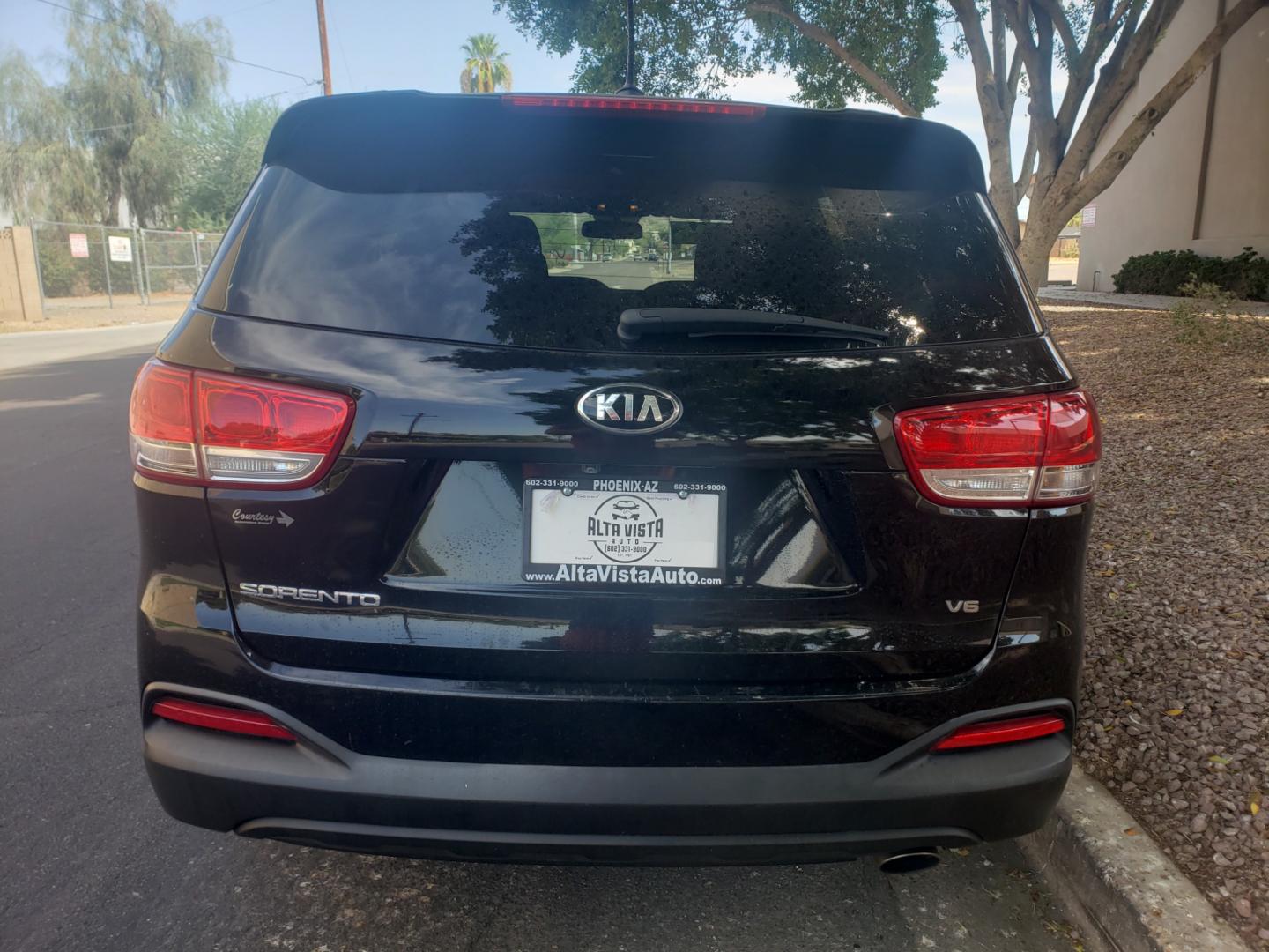 2017 /gray and black Kia Sorento lx (5XYPGDA50HG) with an 3.3l v6 engine, 6-Speed Automatic transmission, located at 323 E Dunlap Ave., Phoenix, AZ, 85020, (602) 331-9000, 33.567677, -112.069000 - Photo#7