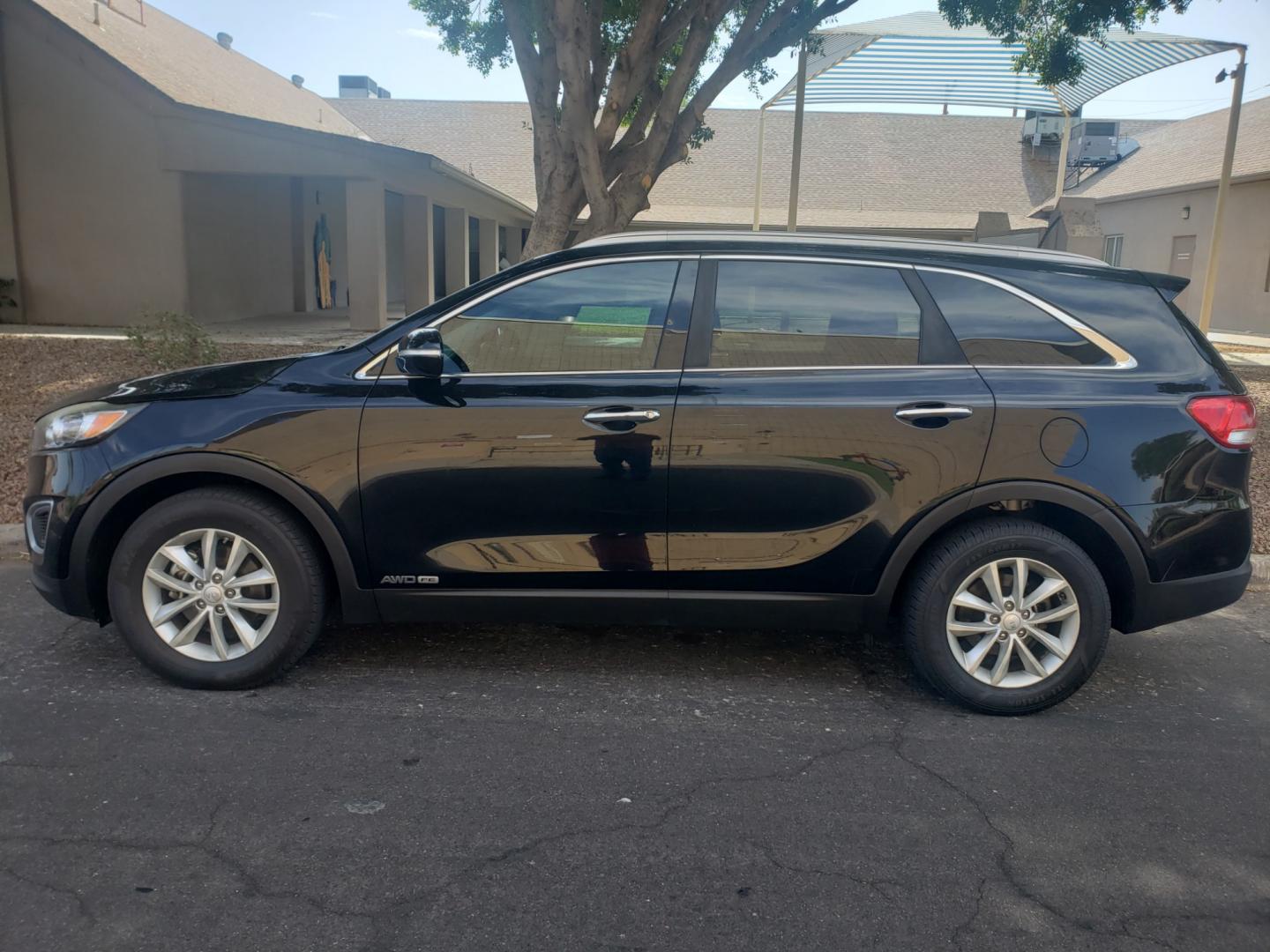 2017 /gray and black Kia Sorento lx (5XYPGDA50HG) with an 3.3l v6 engine, 6-Speed Automatic transmission, located at 323 E Dunlap Ave., Phoenix, AZ, 85020, (602) 331-9000, 33.567677, -112.069000 - Photo#6