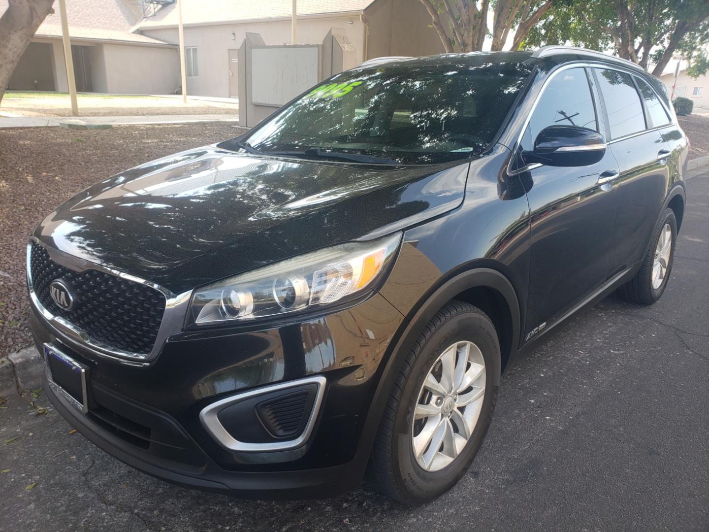 2017 /gray and black Kia Sorento lx (5XYPGDA50HG) with an 3.3l v6 engine, 6-Speed Automatic transmission, located at 323 E Dunlap Ave., Phoenix, AZ, 85020, (602) 331-9000, 33.567677, -112.069000 - Photo#0