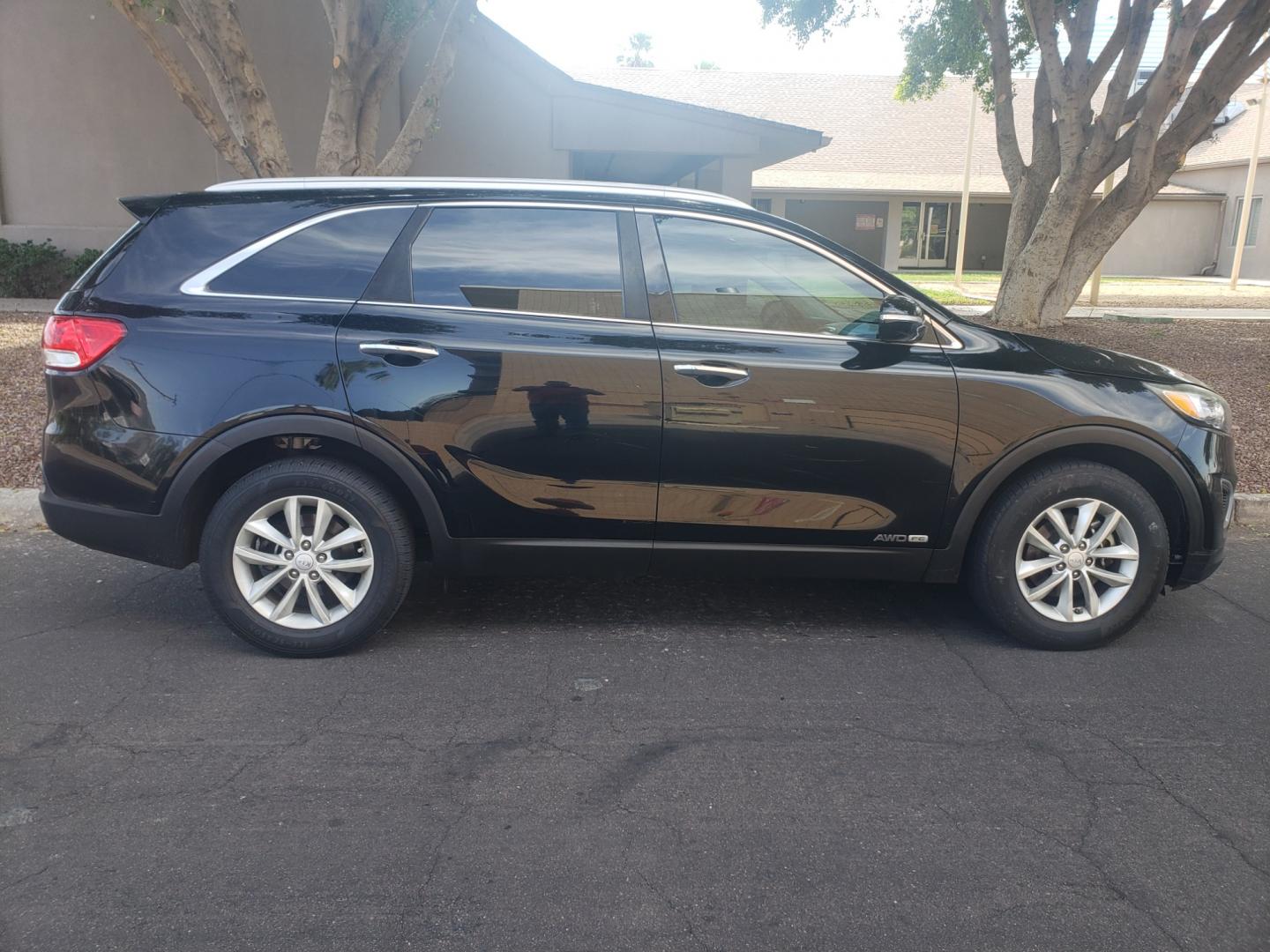 2017 /gray and black Kia Sorento lx (5XYPGDA50HG) with an 3.3l v6 engine, 6-Speed Automatic transmission, located at 323 E Dunlap Ave., Phoenix, AZ, 85020, (602) 331-9000, 33.567677, -112.069000 - 2017 Kia Sorento LX V6 AWD,.......EXCELLENT condition, ONLY 124K MILES!!.... Ice Cold A/C, Black and gray interior with black cloth seats in near perfect condition, 3RD row seating, Rear AC, New brakes, Tune up, Stereo/CD Player, Bluetooth, Phone sync, Satellite compatible, This suv is gorgeous insi - Photo#4