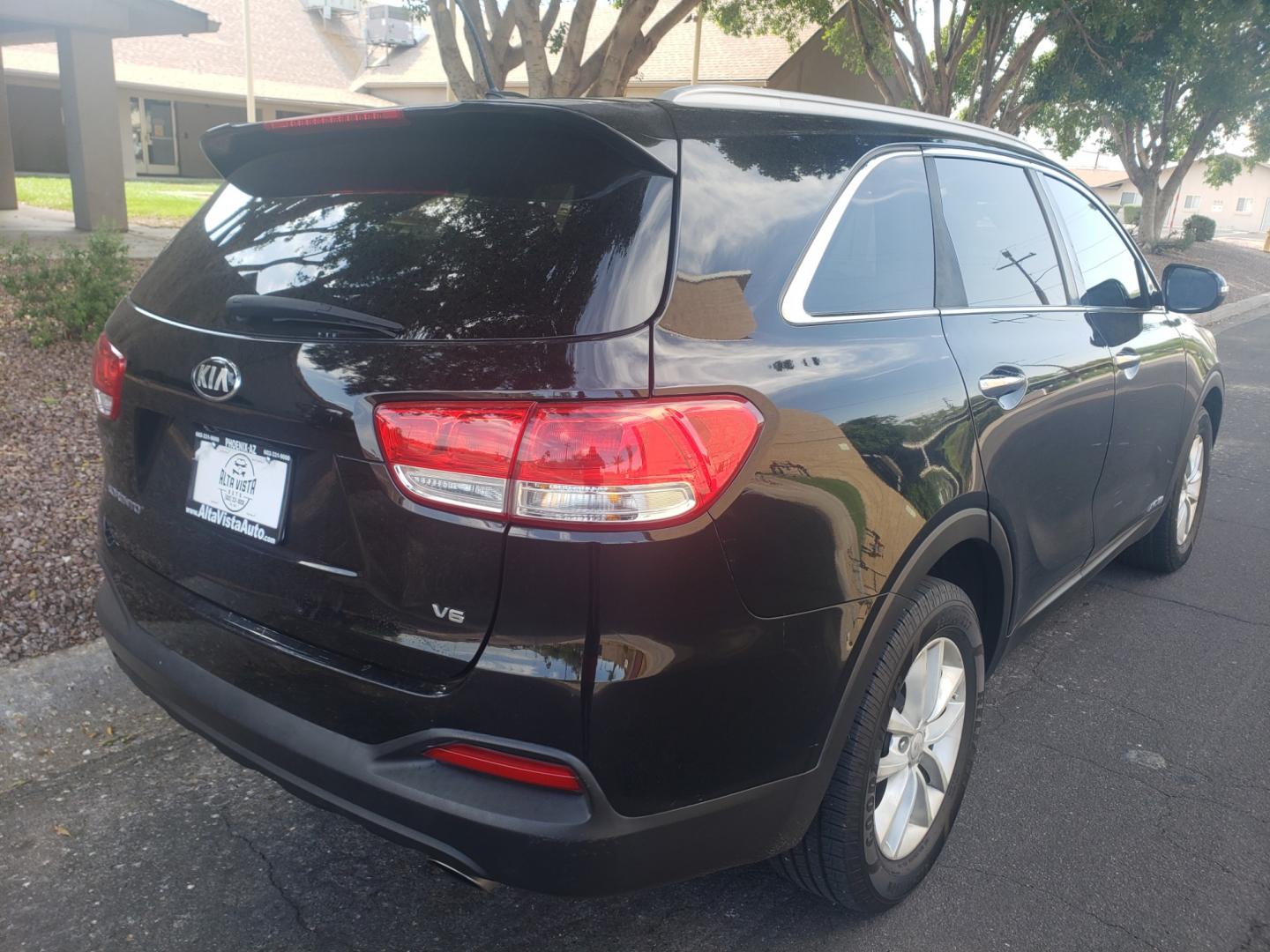 2017 /gray and black Kia Sorento lx (5XYPGDA50HG) with an 3.3l v6 engine, 6-Speed Automatic transmission, located at 323 E Dunlap Ave., Phoenix, AZ, 85020, (602) 331-9000, 33.567677, -112.069000 - Photo#3