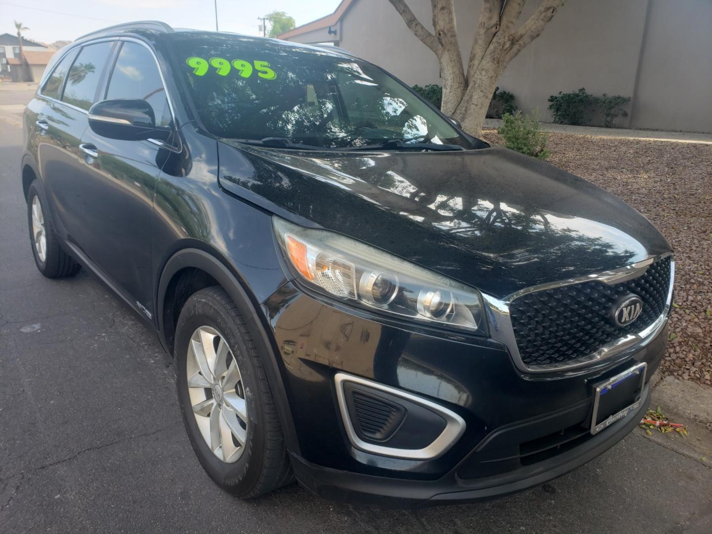 2017 /gray and black Kia Sorento lx (5XYPGDA50HG) with an 3.3l v6 engine, 6-Speed Automatic transmission, located at 323 E Dunlap Ave., Phoenix, AZ, 85020, (602) 331-9000, 33.567677, -112.069000 - Photo#2