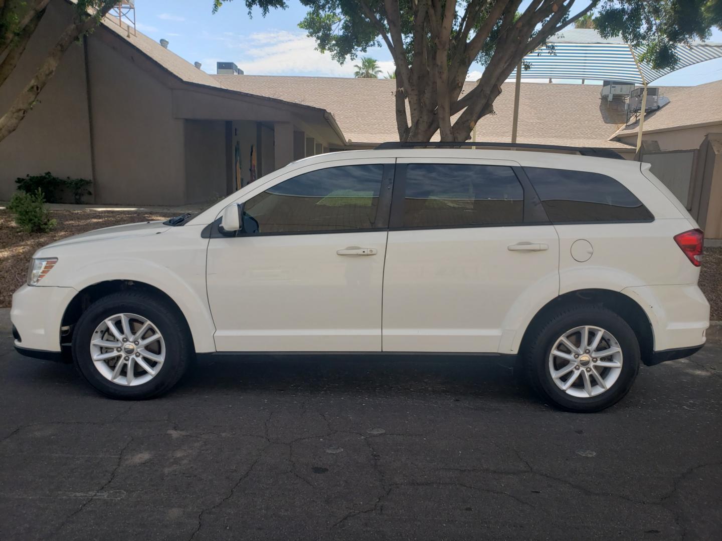 2016 WHITE /gray and black Dodge Journey SXT (3C4PDCBG6GT) with an 3.6L V6 DOHC 24V engine, 6-Speed Automatic transmission, located at 323 E Dunlap Ave., Phoenix, AZ, 85020, (602) 331-9000, 33.567677, -112.069000 - 2016 Dodge Journey FWD 4dr SXT,……..EXCELLENT condition,......Ice Cold A/C, Clean Black and gray interior with black cloth seats in near perfect condition, 3RD row seating, Rear AC, New brakes, Tune up, Stereo/CD Player, Bluetooth, Phone sync, Satellite compatible, This suv is gorgeous inside and - Photo#5