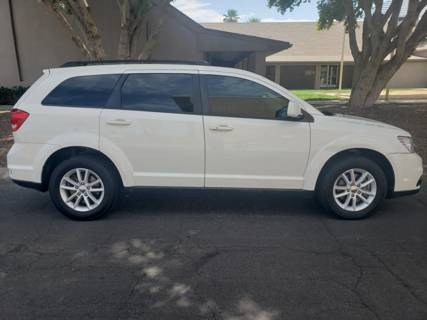 2016 WHITE /gray and black Dodge Journey SXT (3C4PDCBG6GT) with an 3.6L V6 DOHC 24V engine, 6-Speed Automatic transmission, located at 323 E Dunlap Ave., Phoenix, AZ, 85020, (602) 331-9000, 33.567677, -112.069000 - 2016 Dodge Journey FWD 4dr SXT,……..EXCELLENT condition,......Ice Cold A/C, Clean Black and gray interior with black cloth seats in near perfect condition, 3RD row seating, Rear AC, New brakes, Tune up, Stereo/CD Player, Bluetooth, Phone sync, Satellite compatible, This suv is gorgeous inside and - Photo#3