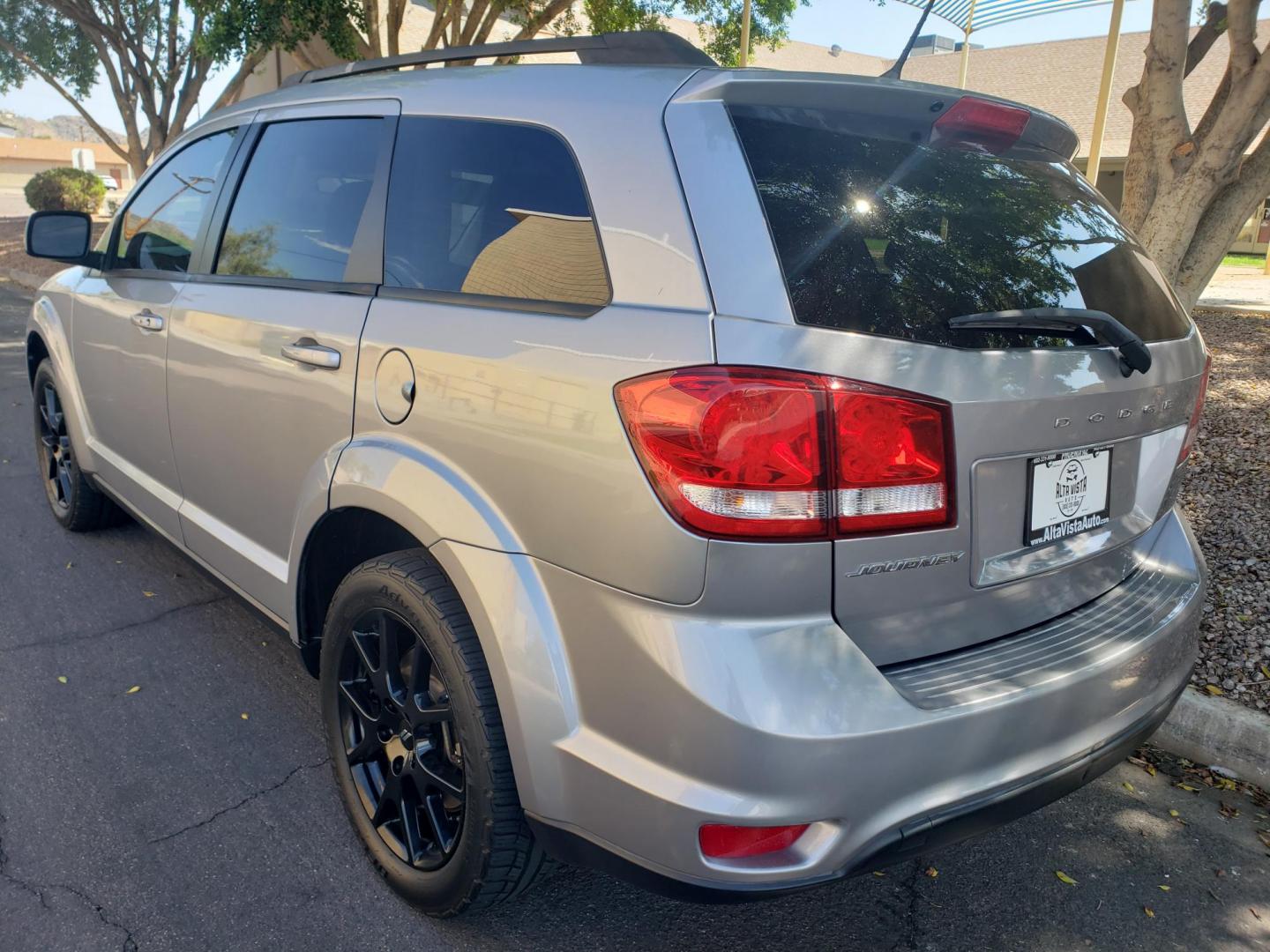 2018 /gray and black Dodge Journey SXT (3C4PDCBB2JT) with an 2.4L L6 DOHC 16V engine, 4A transmission, located at 323 E Dunlap Ave., Phoenix, AZ, 85020, (602) 331-9000, 33.567677, -112.069000 - 2018 Dodge Journey SXT,……..EXCELLENT condition,......ONLY 85K MILES.........Ice Cold A/C, Clean Black and gray interior with black cloth seats in near perfect condition, 3RD row seating, Rear AC, New brakes, Tune up, Stereo/CD Player, Bluetooth, Phone sync, Satellite compatible, This suv is gorg - Photo#5