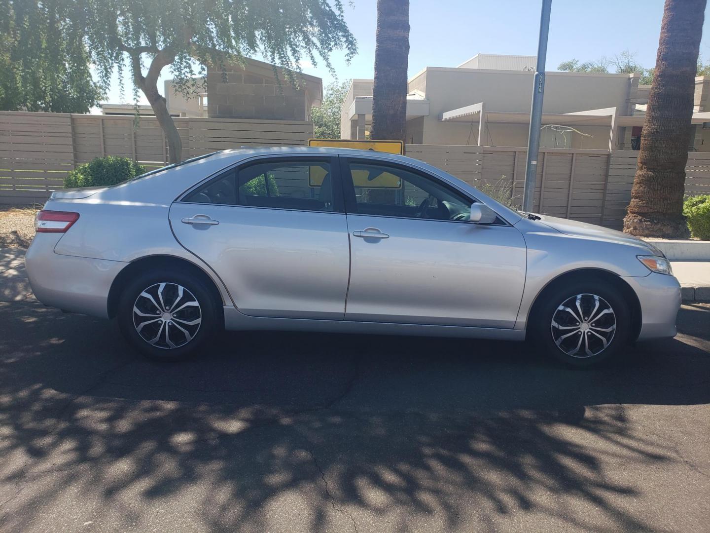 2011 /gray Toyota Camry Base 6-Spd AT (4T4BF3EK0BR) with an 2.5L L4 DOHC 16V engine, 6-Speed Automatic transmission, located at 323 E Dunlap Ave., Phoenix, AZ, 85020, (602) 331-9000, 33.567677, -112.069000 - Photo#4