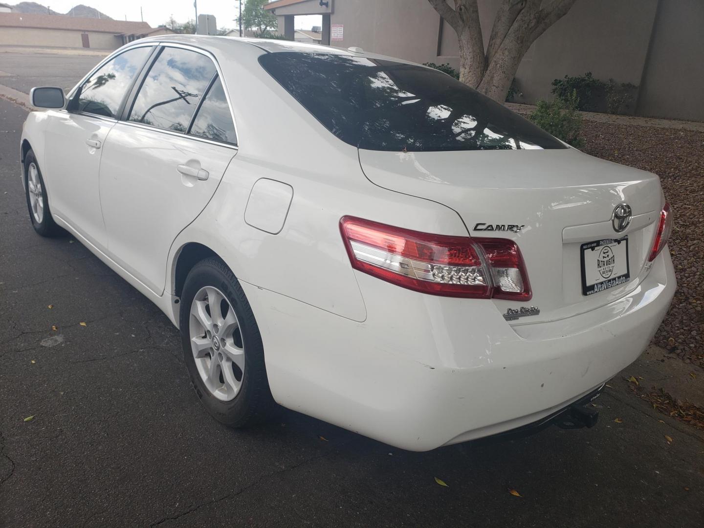 2011 WHITE /gray Toyota Camry Base 6-Spd AT (4T4BF3EK6BR) with an 2.5L L4 DOHC 16V engine, 6-Speed Automatic transmission, located at 323 E Dunlap Ave., Phoenix, AZ, 85020, (602) 331-9000, 33.567677, -112.069000 - 2011 Toyota Camry Base 6-Spd AT,......A Must See!!..... No accidents,..... Ice cold AC. The car is gorgeous inside and out. Power windows, Power door locks, Stereo/CD Player, Phone sync, Bluetooth, Beautiful gray interior with Gray cloth seats in near perfect condition, Incredible gas mileage! Clean - Photo#4